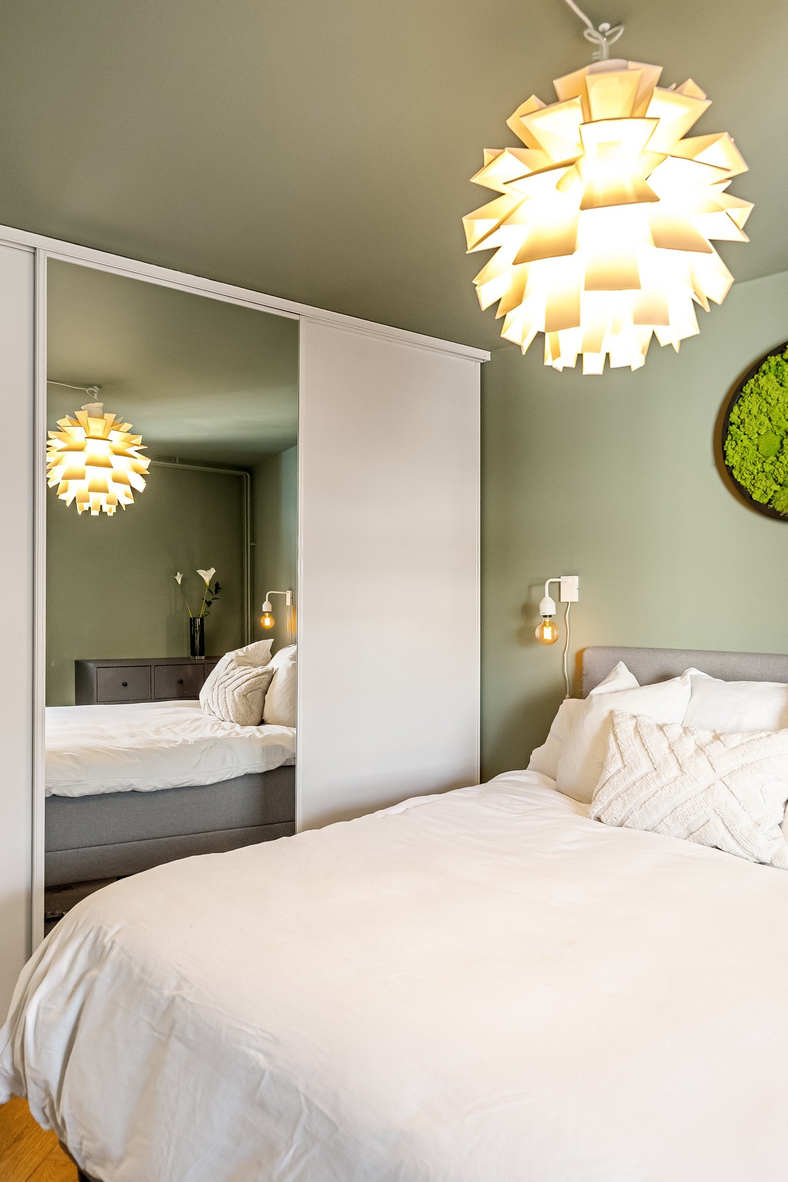 Soverommet er utstyrt med stor skyvedørsgarderobe med speilfront og har god plass til stor dobbeltseng, nattbord og annet ønskelig møblement for oppbevaring. Galleribilde