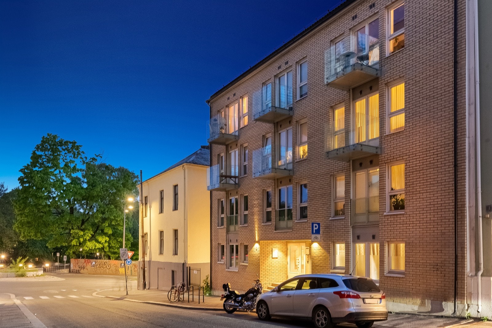 Fasade på kveldstid mot Normannsgata. Galleribilde