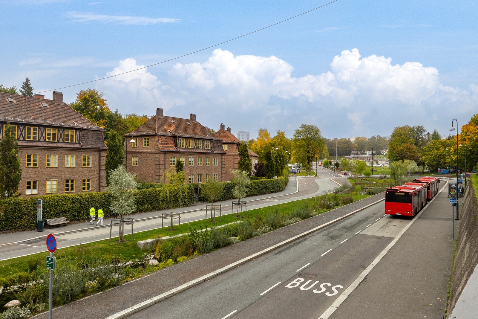 Rett utenfor døren finner du et eldorado av kollektivtilbud. Her er det i hovedsak buss og T-bane som tar deg rundt i hele byen på kort tid. Galleribilde