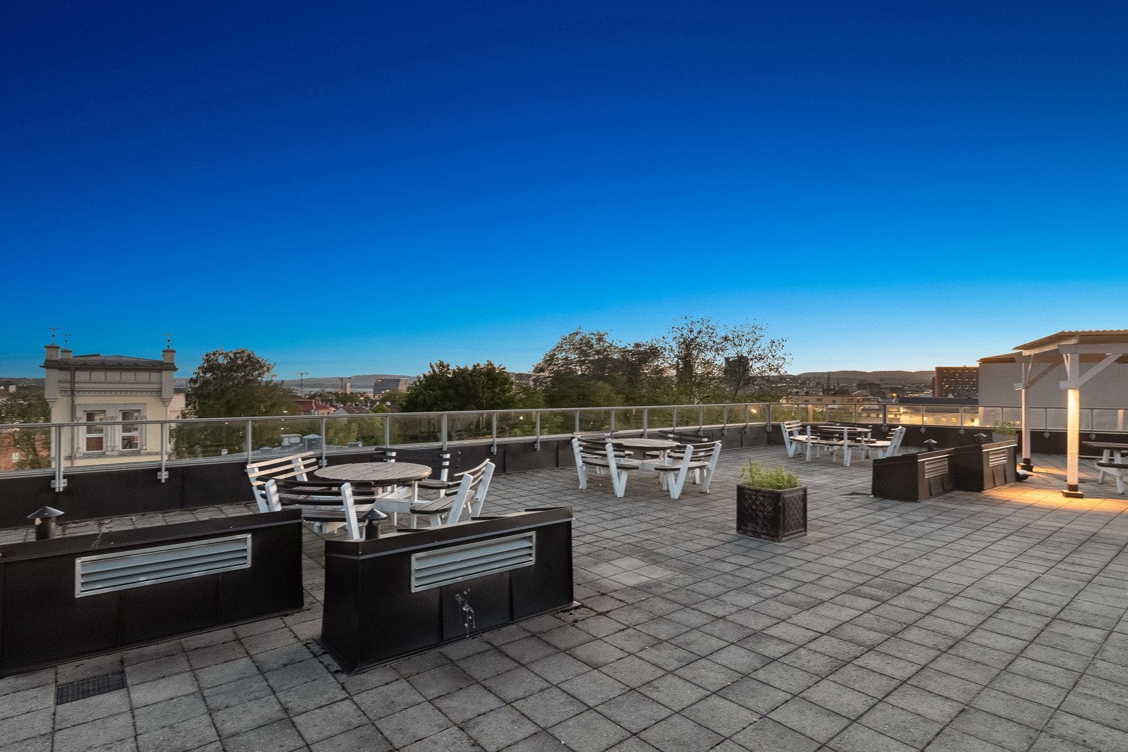 Borettslaget har en stor og velmøblert felles takterrasse med flott utsikt og sol fra morgen til kveld. Leiligheten er den eneste i borettslaget med direkte adkomst fra privat uteplass, til borettslaget felles takterrasse! Galleribilde