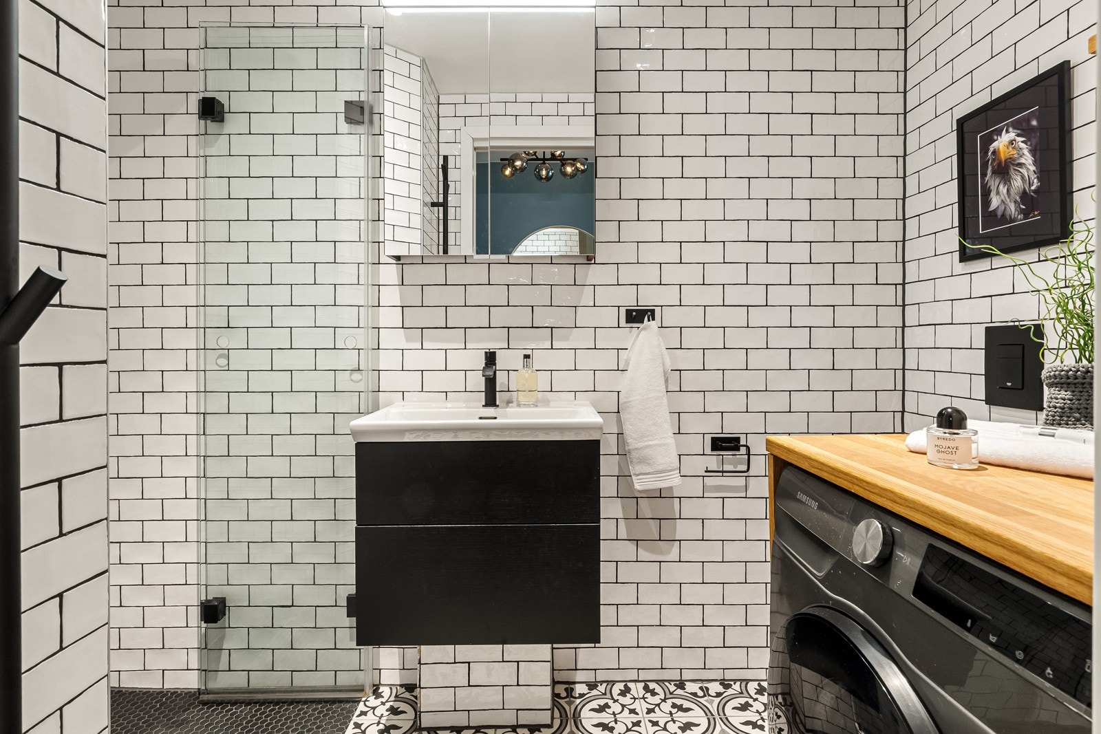 Innbydende flislagt baderom som ble pusset opp og oppgradert i 2021 (flis på flis). Galleribilde