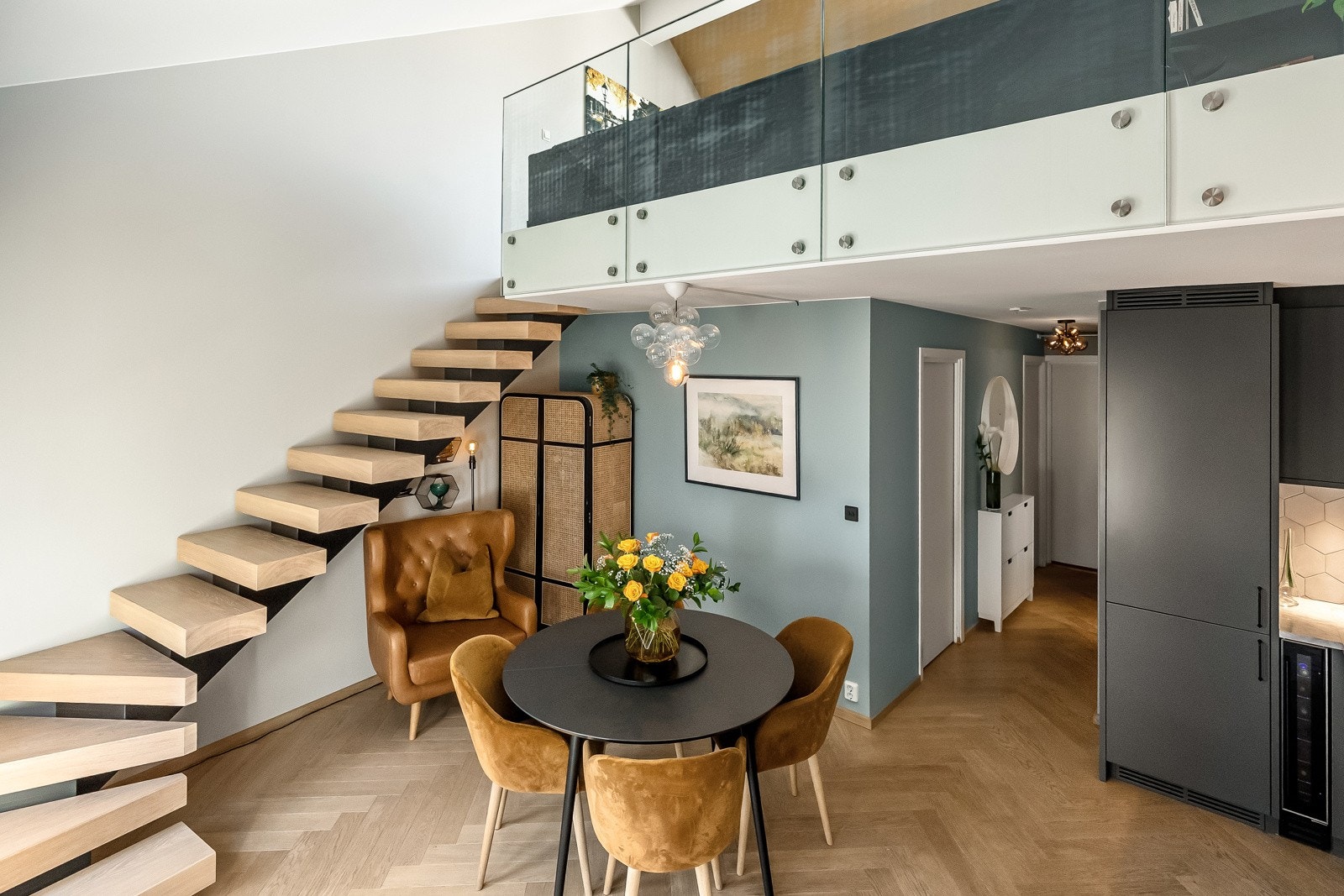 Gjennomgående høy standard med fiskebeinsparkett fra 2021 fra Timberwise, en stilig spesialtilpasset interntrapp med midtvanger av sort stål og trappetrinn av heltre eik, samt lekker takhøy kjøkkeninnredning fra 2021 levert av Drømmekjøkket. Galleribilde