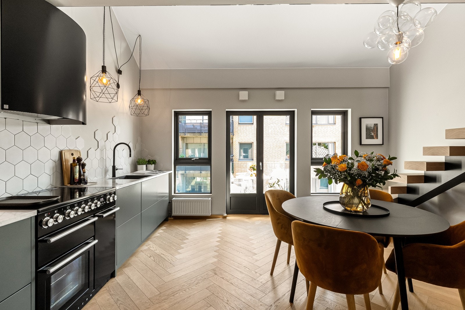 Leiligheten har en åpen stue- og kjøkkenløsning i første plan som virkelig gir deg en unik romfølelse. Galleribilde