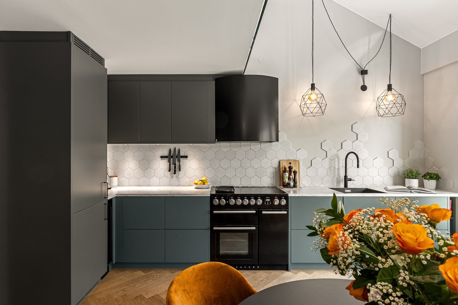 Kombinasjonen av lekker innredning og flotte materialvalg gir rommet et moderne uttrykk. Galleribilde