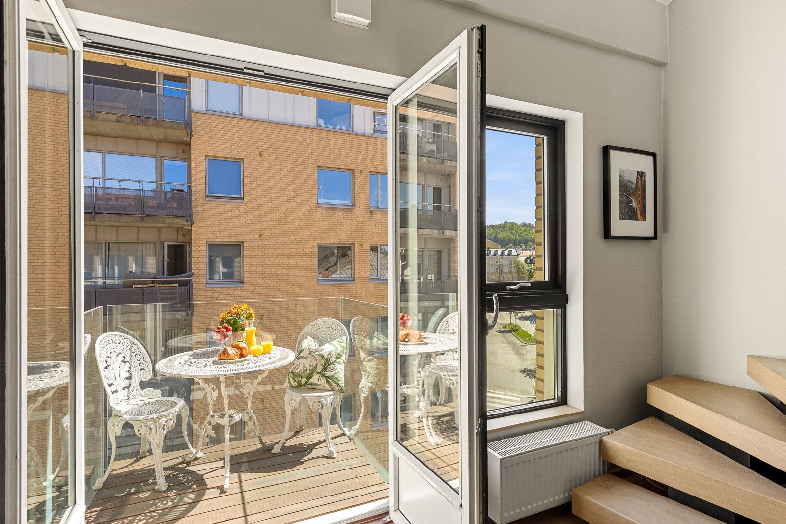 Med en takhøyde på ca. 4,17 meter, store vinduer som slipper inn rikelig med naturlig lys og tilgang til sydøstvendt balkong med hyggelig utsyn. Galleribilde