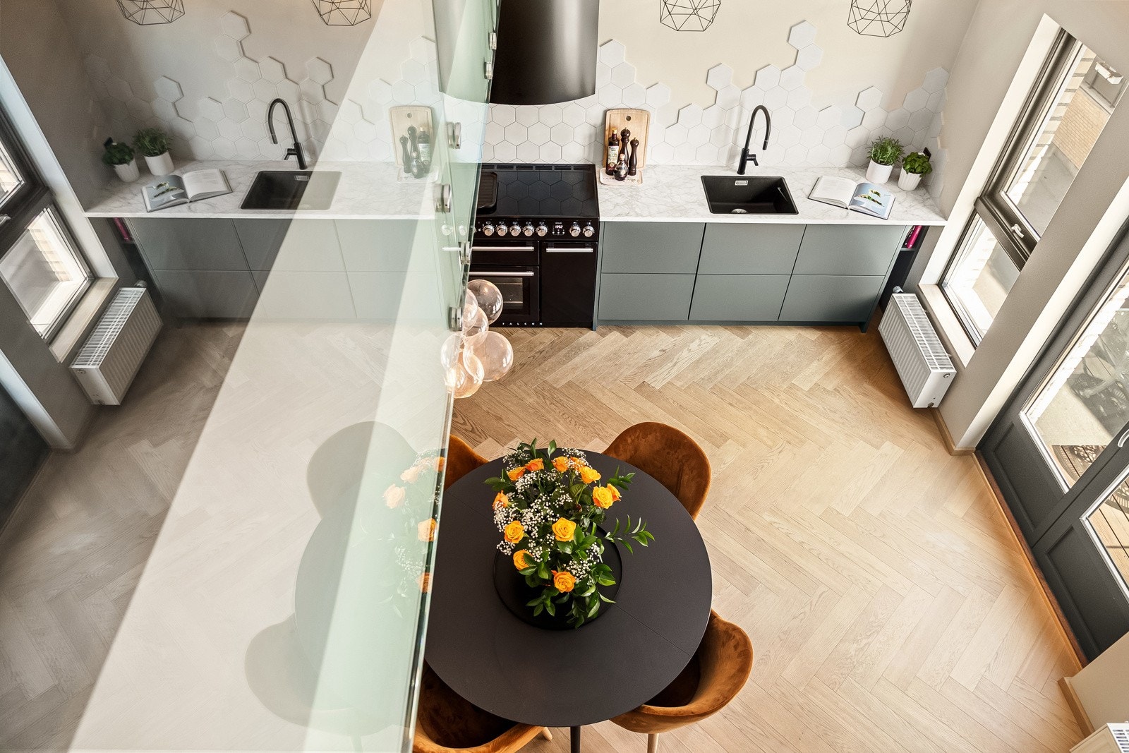 Etasjen er luftig med et lekkert rekkverk i glass mot åpent areal. Nytt rekkverk ble montert i 2011 og installert etter mål av Nordre Follo Glass. Galleribilde