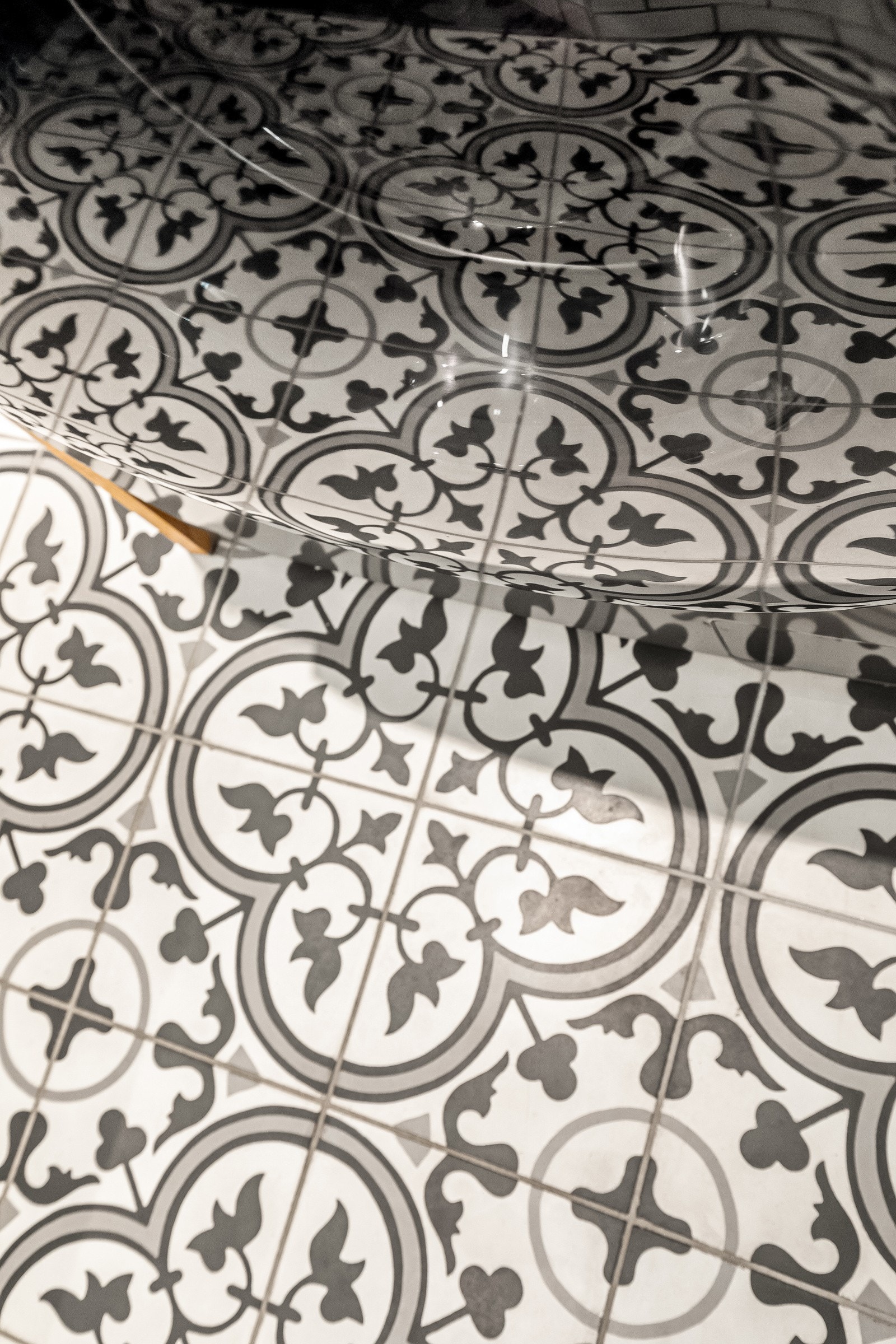 Baderommet har nydelige, historiske fliser på gulv, samt termostatstyrte varmekabler i gulv. Galleribilde