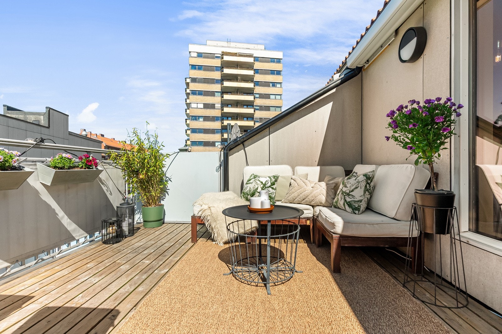 Uteplassen blir en herlig forlengelse av leiligheten med god plass til forskjellig utemøblement, grill og beplantning. Galleribilde