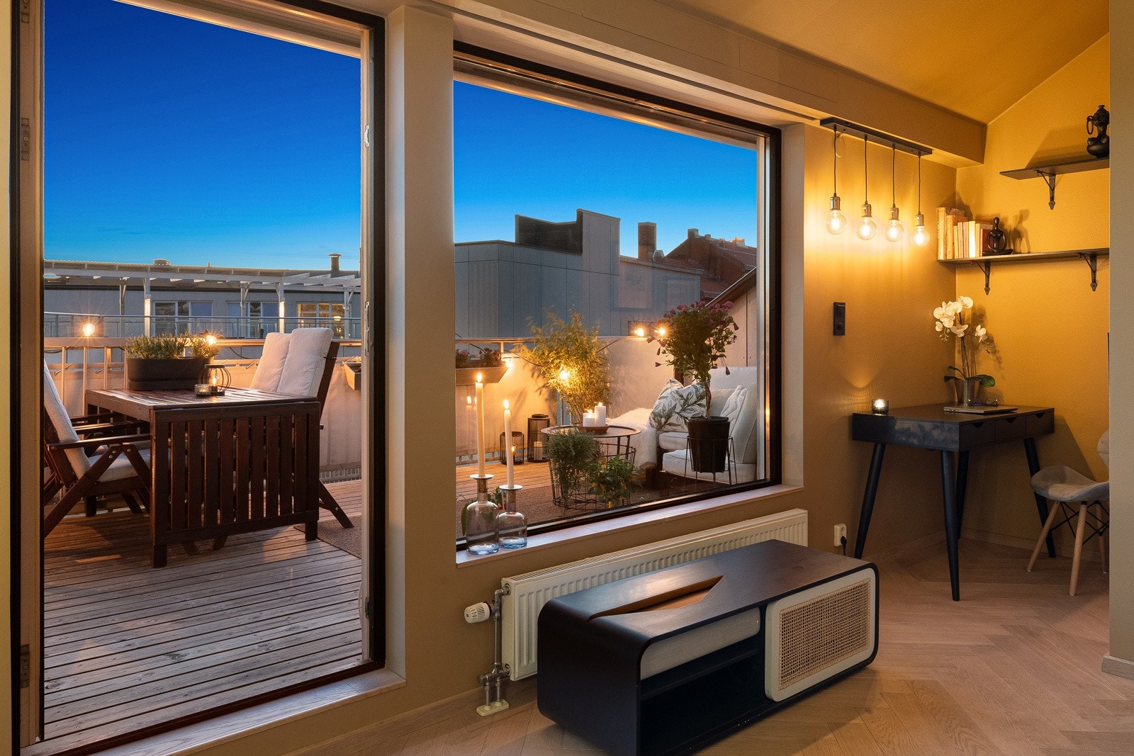 Toppetasjen gir deg en fantastisk romfølelse med generøs takhøyde, enorme vindusflater fra gul til tak, rikelig med naturlig lys og direkte tilgang til privat nordvestvendt takterrasse på hele 18 m². Galleribilde