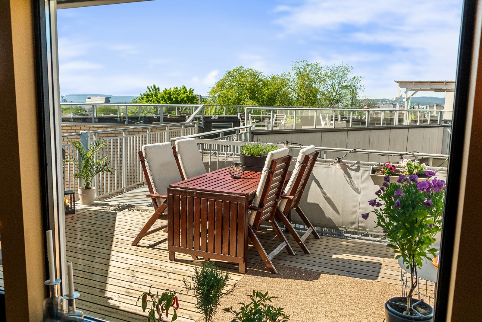 Det unike er at man som eneste leilighet har direkte tilgang fra privat takterrasse (via egen stålport) til felles takterrasse med enda flere sitteplasser og bord. Galleribilde