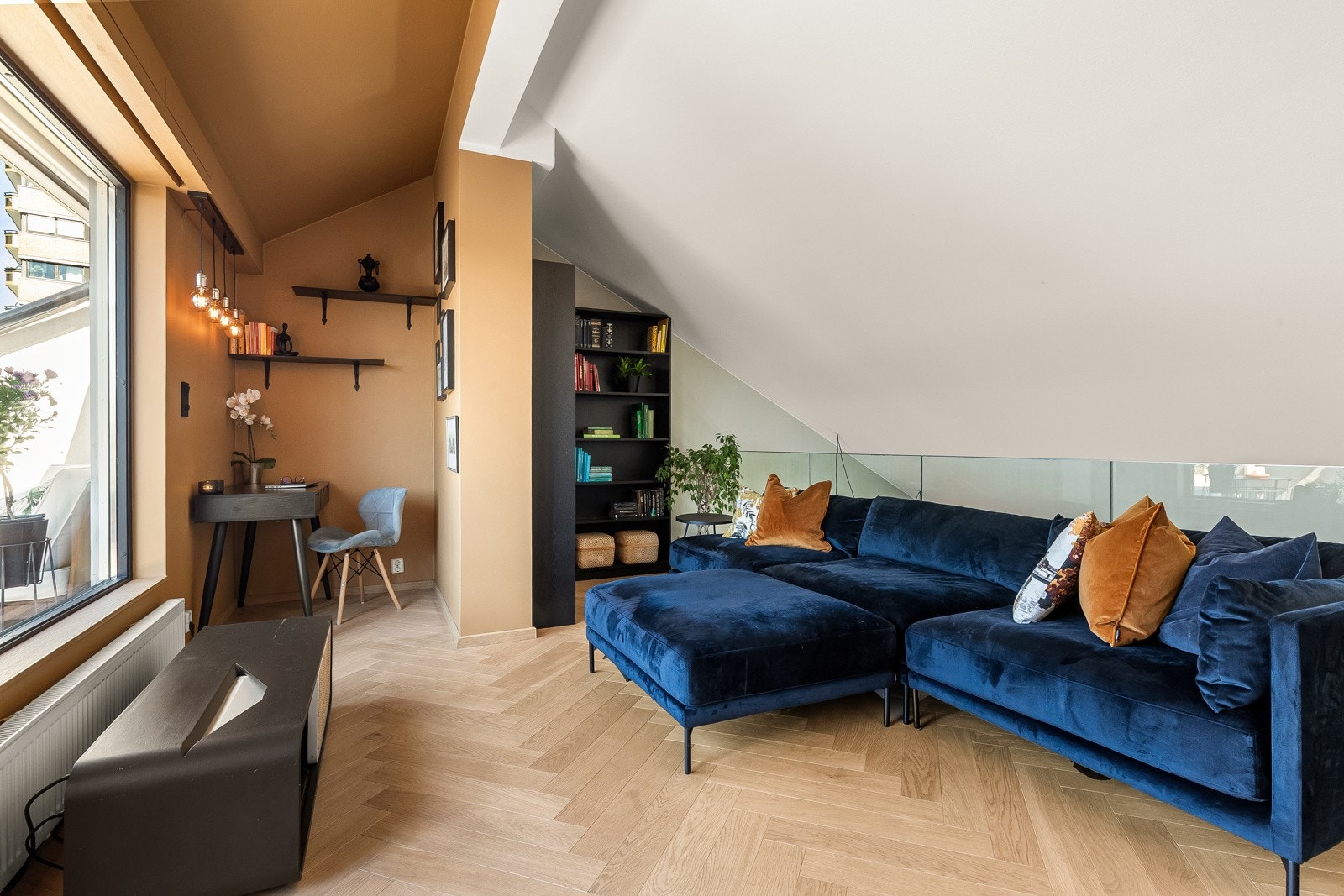 Stuen i toppetasjen har god plass en romslig sofagruppe, mediemøblement, kontorinnredning og annet ønskelig møblement. Galleribilde