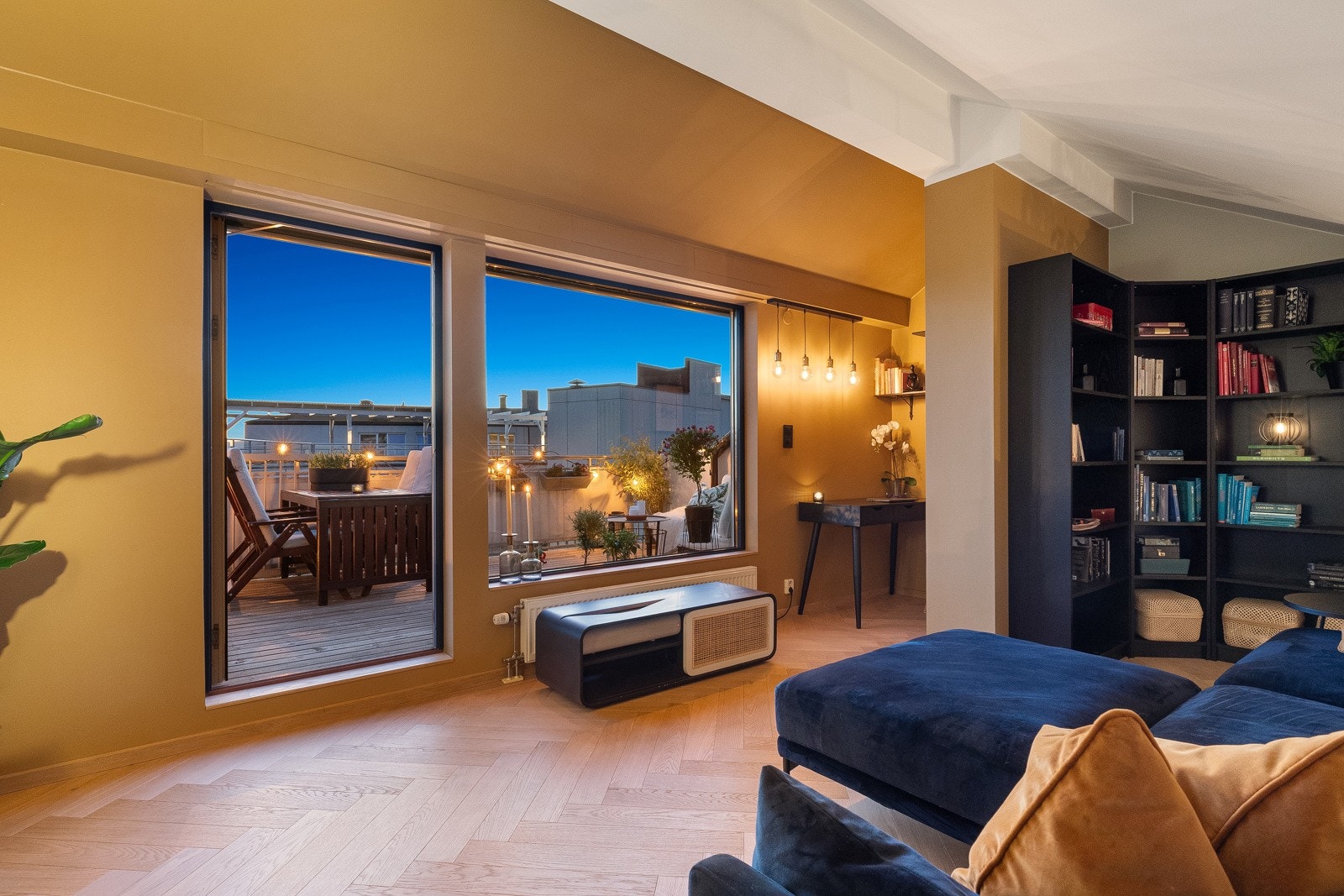 Leiligheten har flere skreddersydde løsninger og det florer av lekre materialvalg. Galleribilde