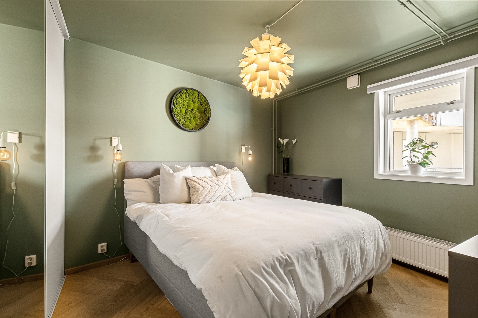 Romslig soverom som vender ut mot skjermet indre gårdsrom. Galleribilde