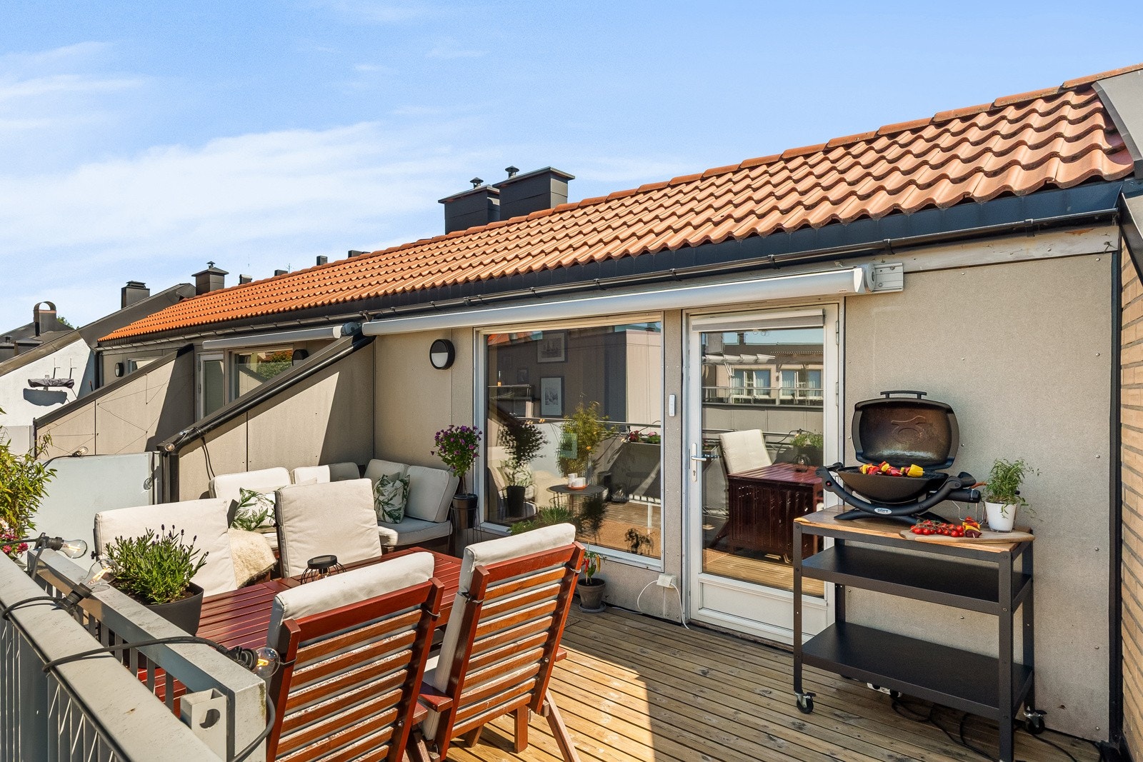 Unik, gjennomgående og betydelig påkostet 3-roms ende-/toppleilighet beliggende på toppen av bygg fra 2008 på idylliske Kampen. Galleribilde