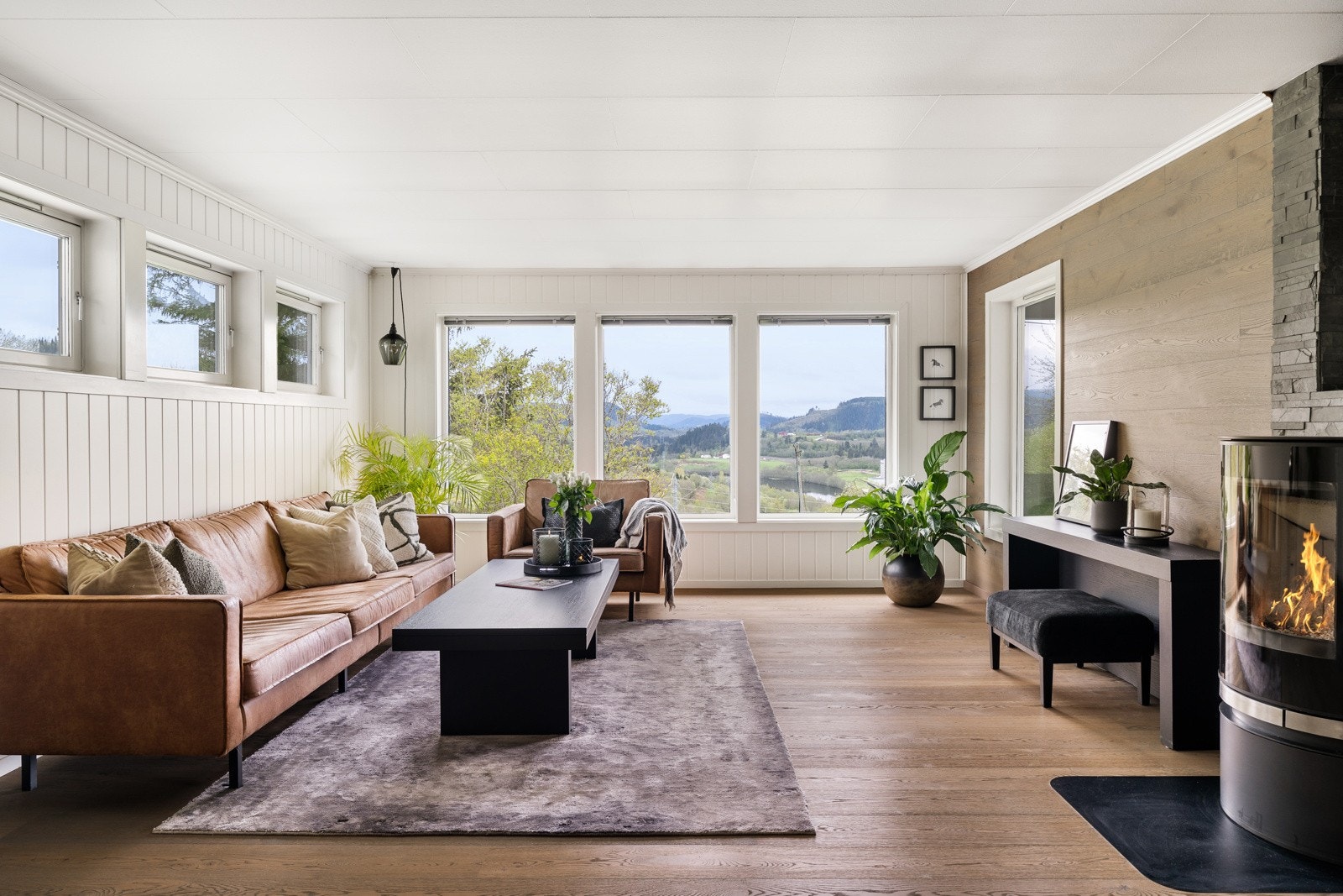 Stuen har store vindusflater for godt lysinnslipp og flott utsikt. Galleribilde