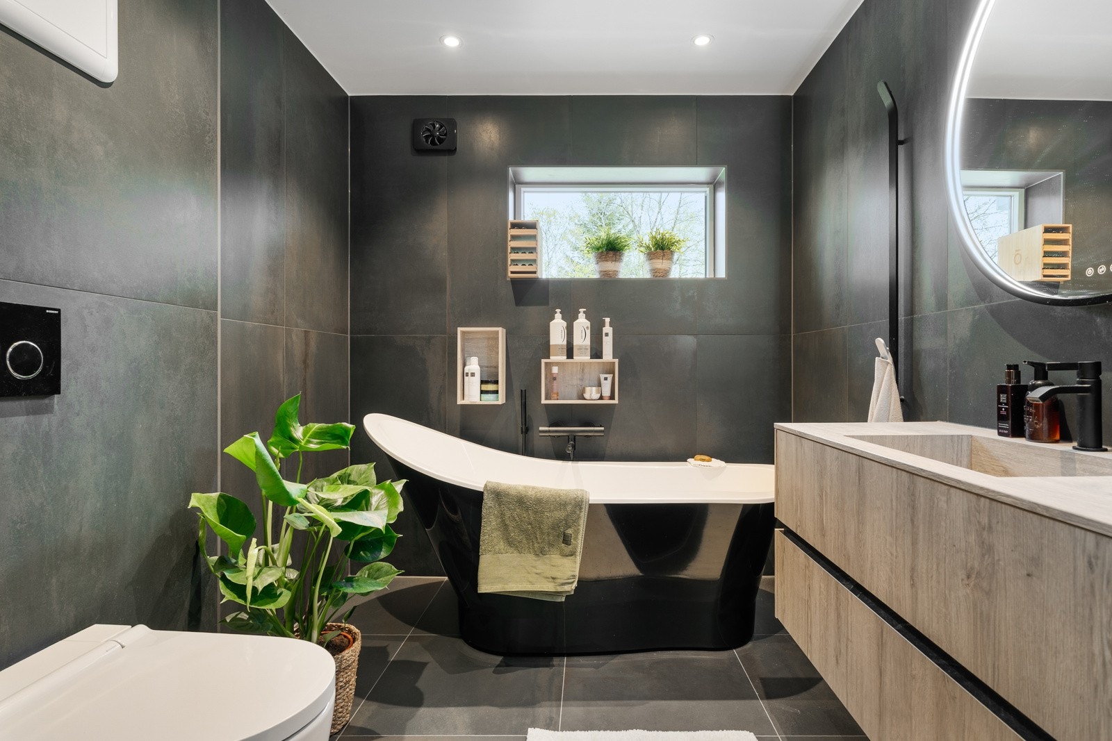 Hovedbadet i første etasje fra 2020 med badekar. Galleribilde