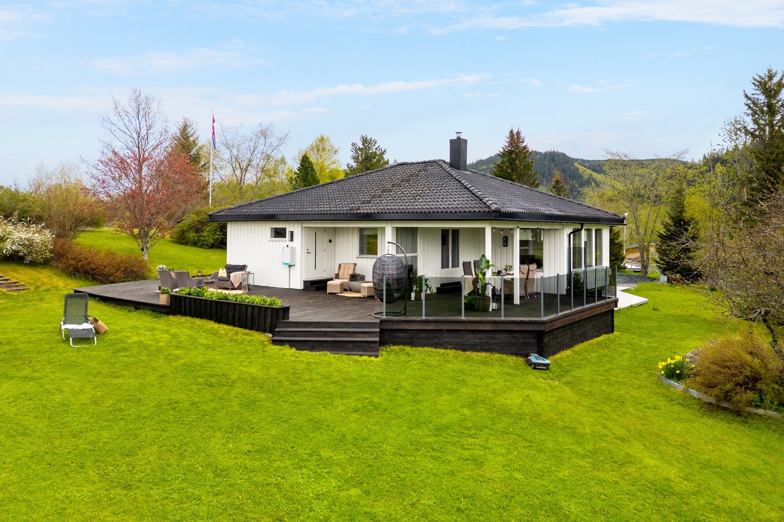 Det er mulighet for utleie i sokkel med leieinntekter i dag på kr 10 000,- per måned. Galleribilde