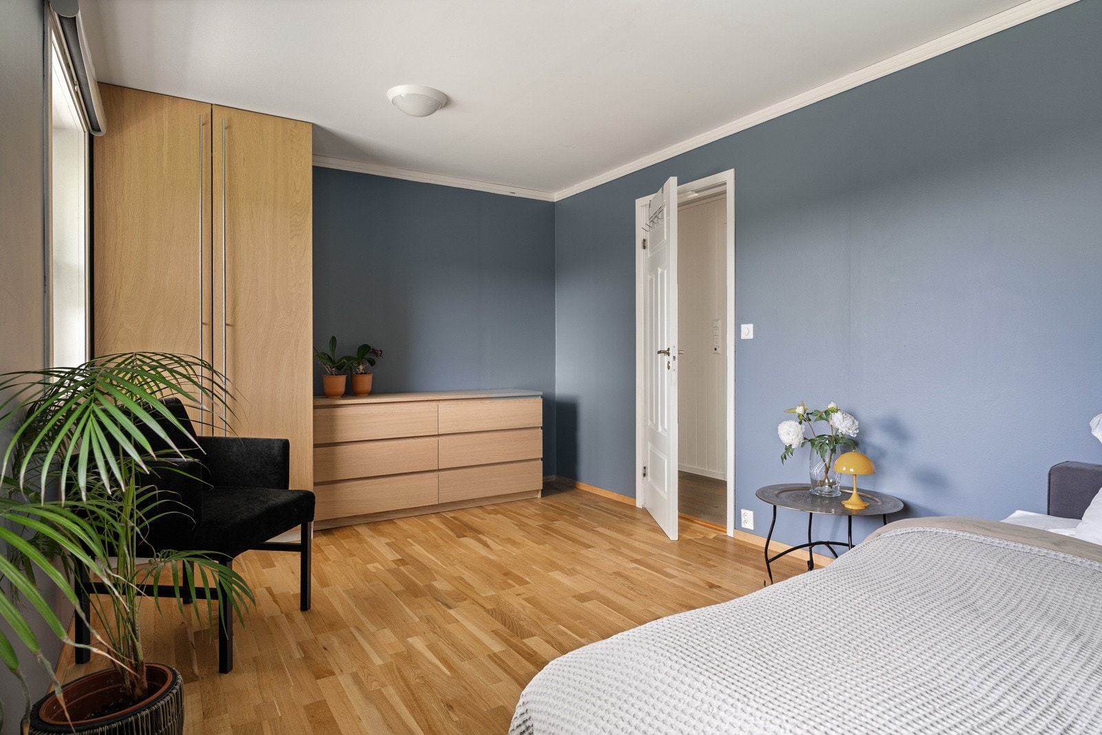 Rommet er innredet med garderobe som medfølger i handelen. Galleribilde