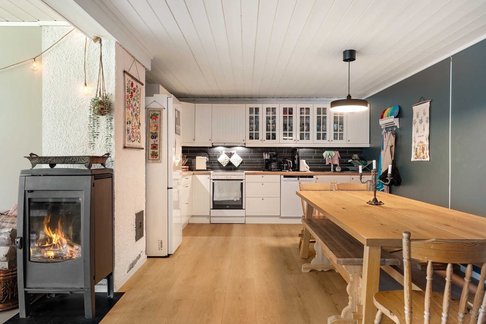 Varmekabler i gulv og peis til oppvarming. Galleribilde