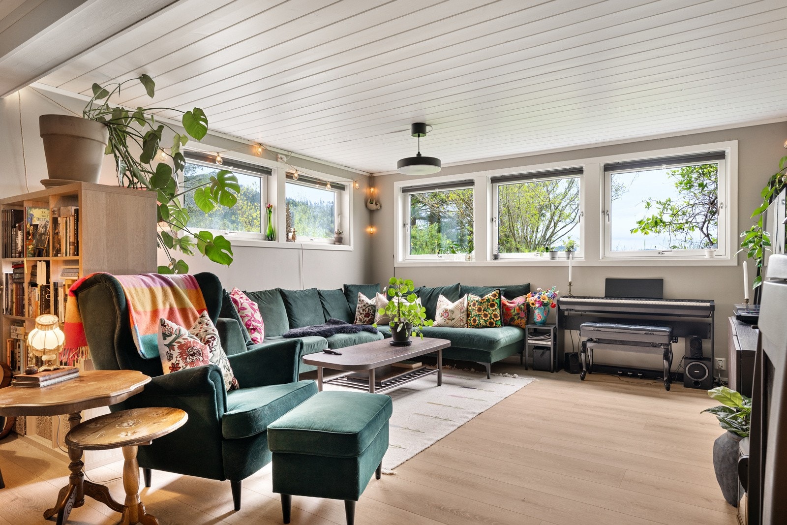 I underetasjen finner vi en stor åpen stue- og kjøkkenløsning på hele 43 kvm. Galleribilde