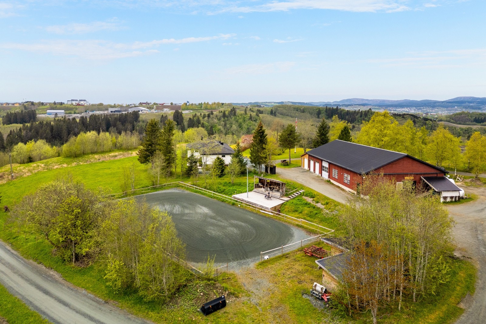 En fantastisk mulighet for deg som ønsker landlig ro, samtidig som du har byen innen rekkevidde. Galleribilde