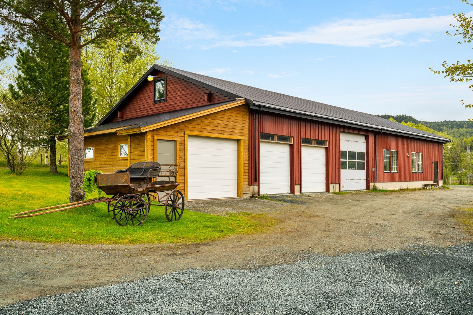 Eiendommen har en stor kombinert stall og garasje på hele 329 kvm. Galleribilde