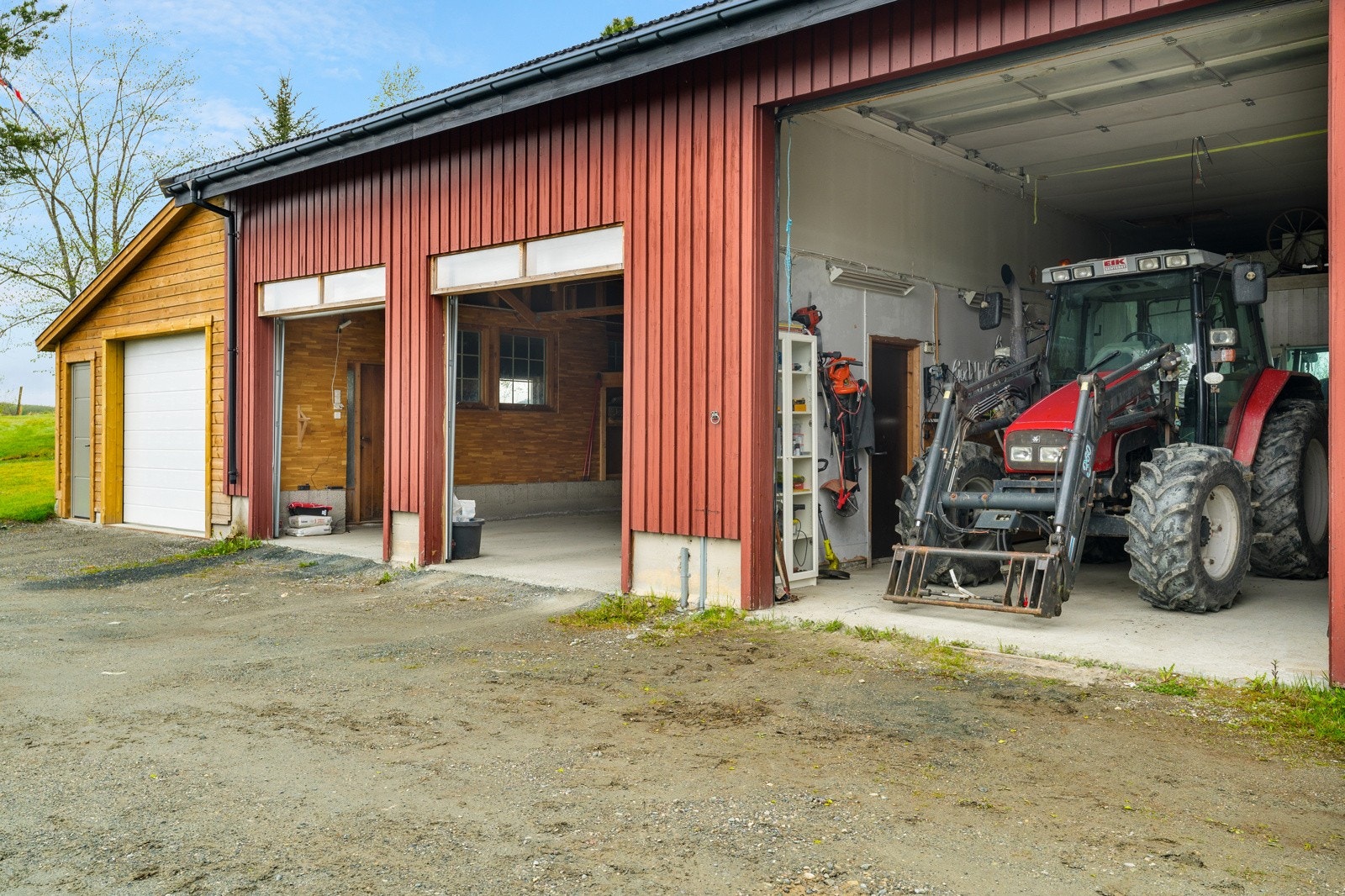 To av garasjeportene ble skiftet i 2025. Galleribilde