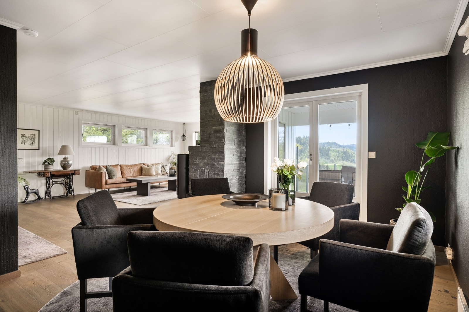 I spisestuen kan man enkelt møblere for å romme 6-8 middagsgjester. Galleribilde