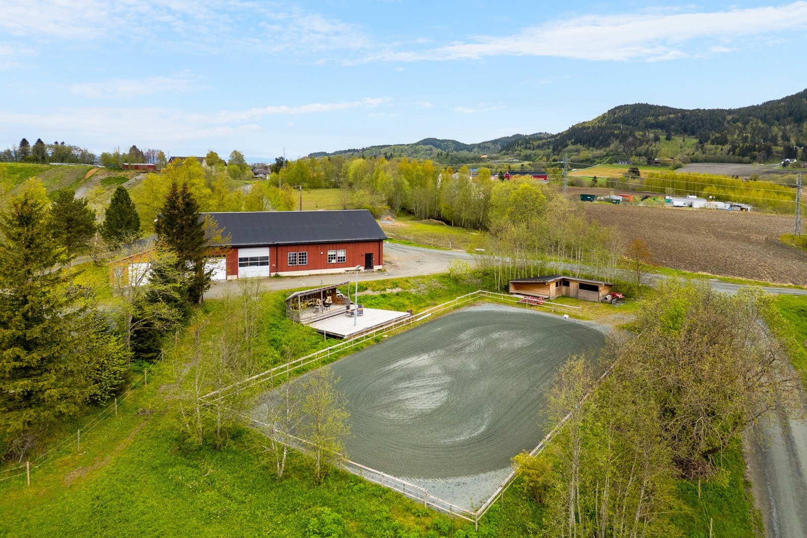 Eiendommen består av tomt på 7,1 mål, med enebolig, stall/garasje og egen ridebane. Galleribilde