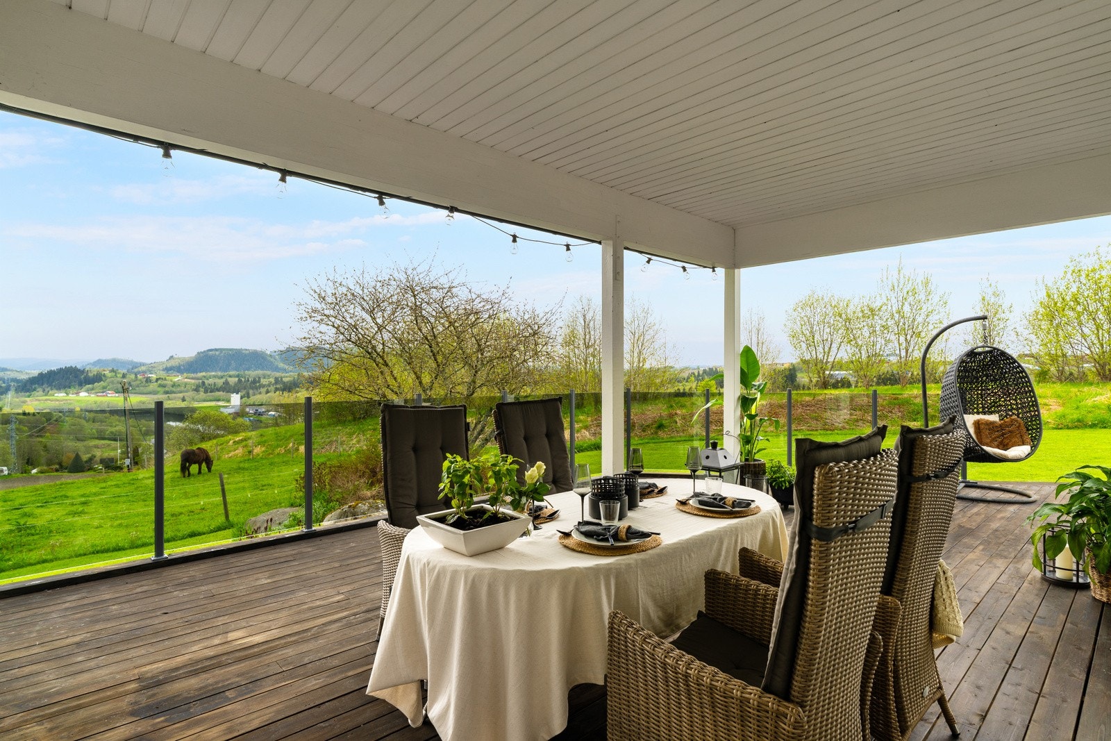 Terrassene vender mot sør og vest for optimale solforhold fra tidlig på dagen og helt frem til solnedgang. Galleribilde