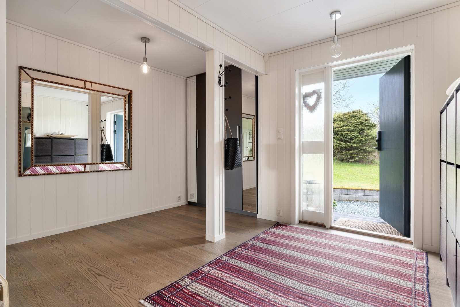 Romslig entré på 14 kvm med god plass til ønsket oppbevaringsmøblement for sko og yttertøy. Galleribilde