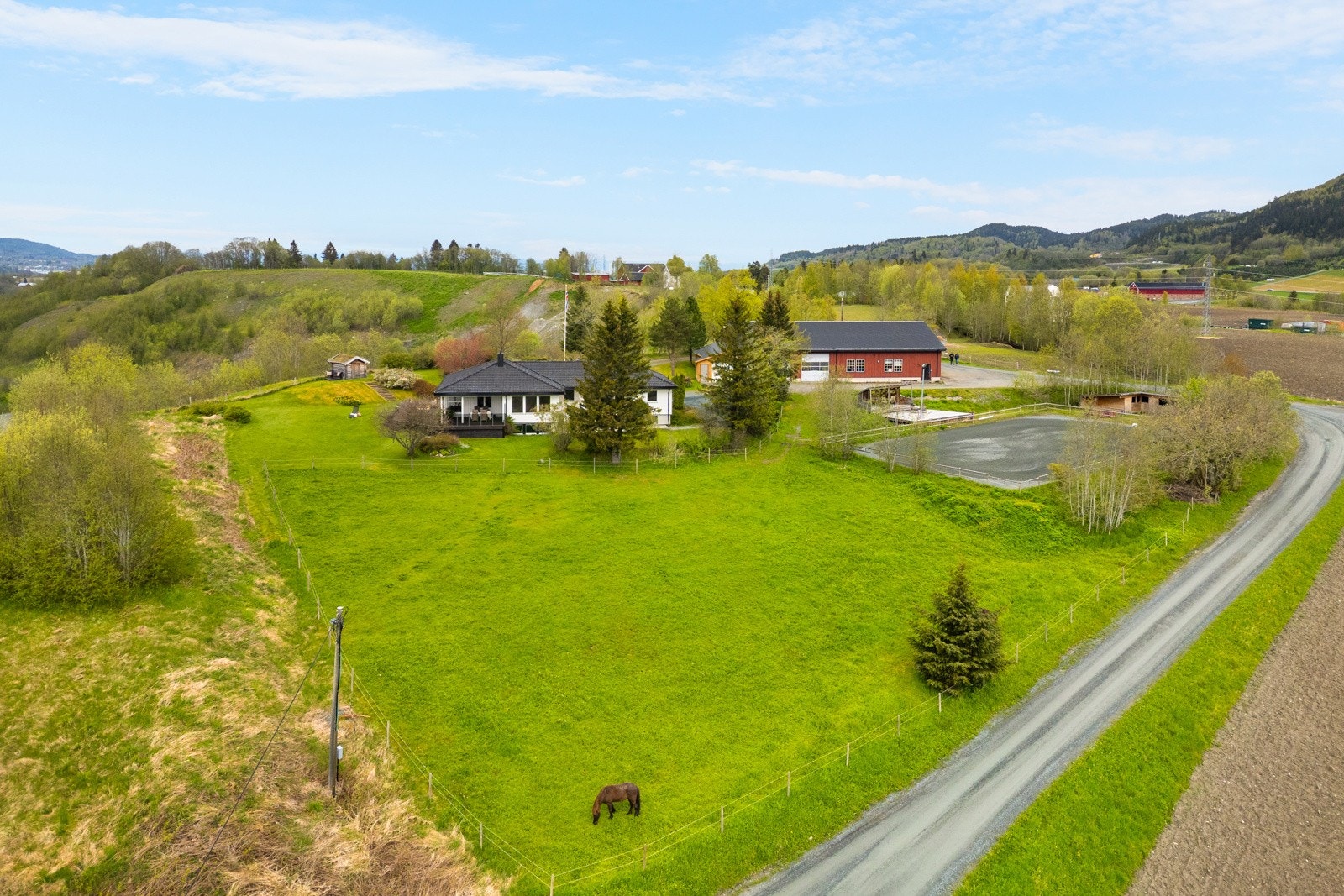 Velkommen til Eklesvegen 83! Her har man fantastiske uteområder, med svært gode solforhold hele dagen. Galleribilde