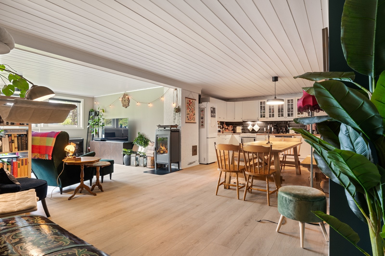 Rommet kan enkelt møbleres etter eget ønske med blant annet sofakrok og egen spisegruppe. Galleribilde