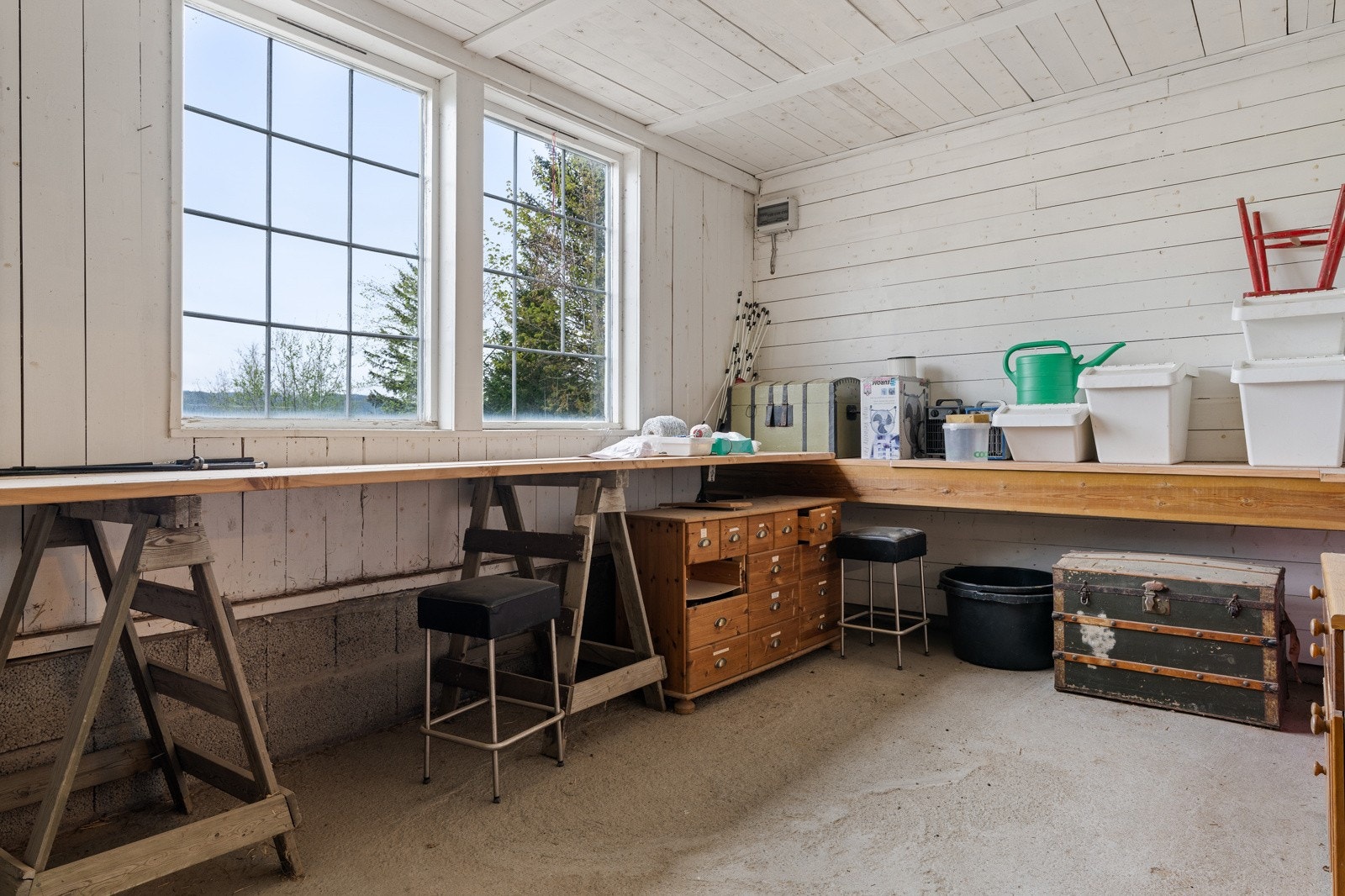 I stallen er det flere boder og oppholdsrom. Galleribilde