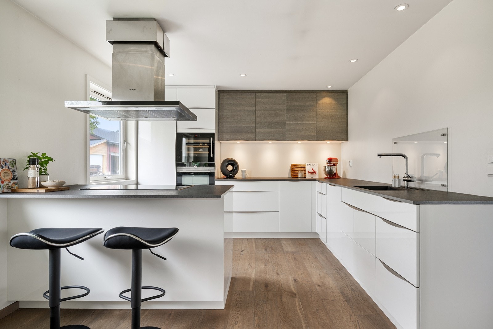 Kjøkkenet måler 15 kvm og fremstår som svært stilrent og moderne. Galleribilde