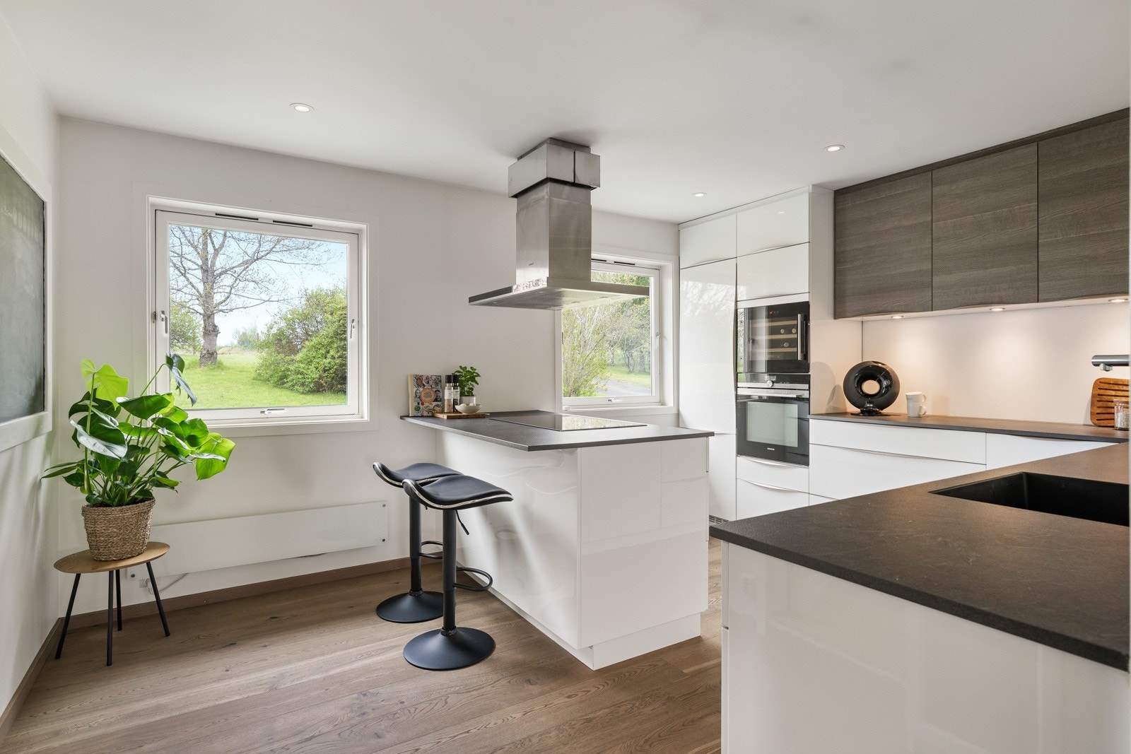 Kjøkkeninnredningen fra 2016 byr på store arbeidsflater og godt med oppbevaringsplass. Galleribilde