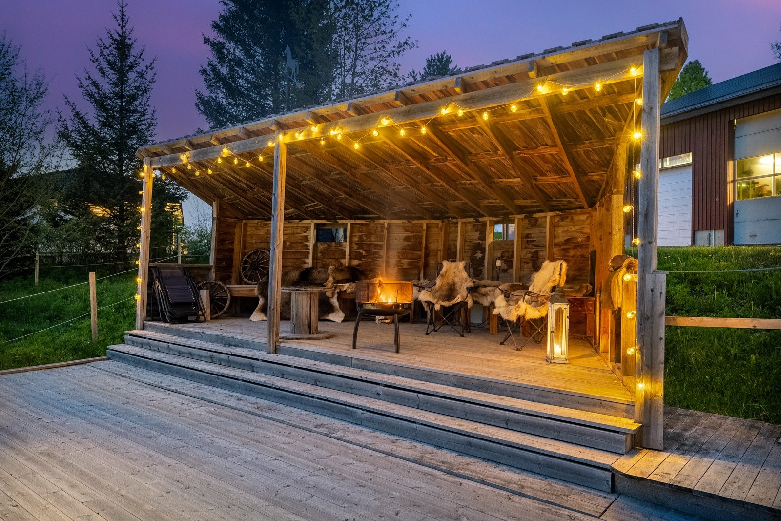 Ved ridebanen er det bygget en egen gapahuk med tilhørende terrasse. Galleribilde