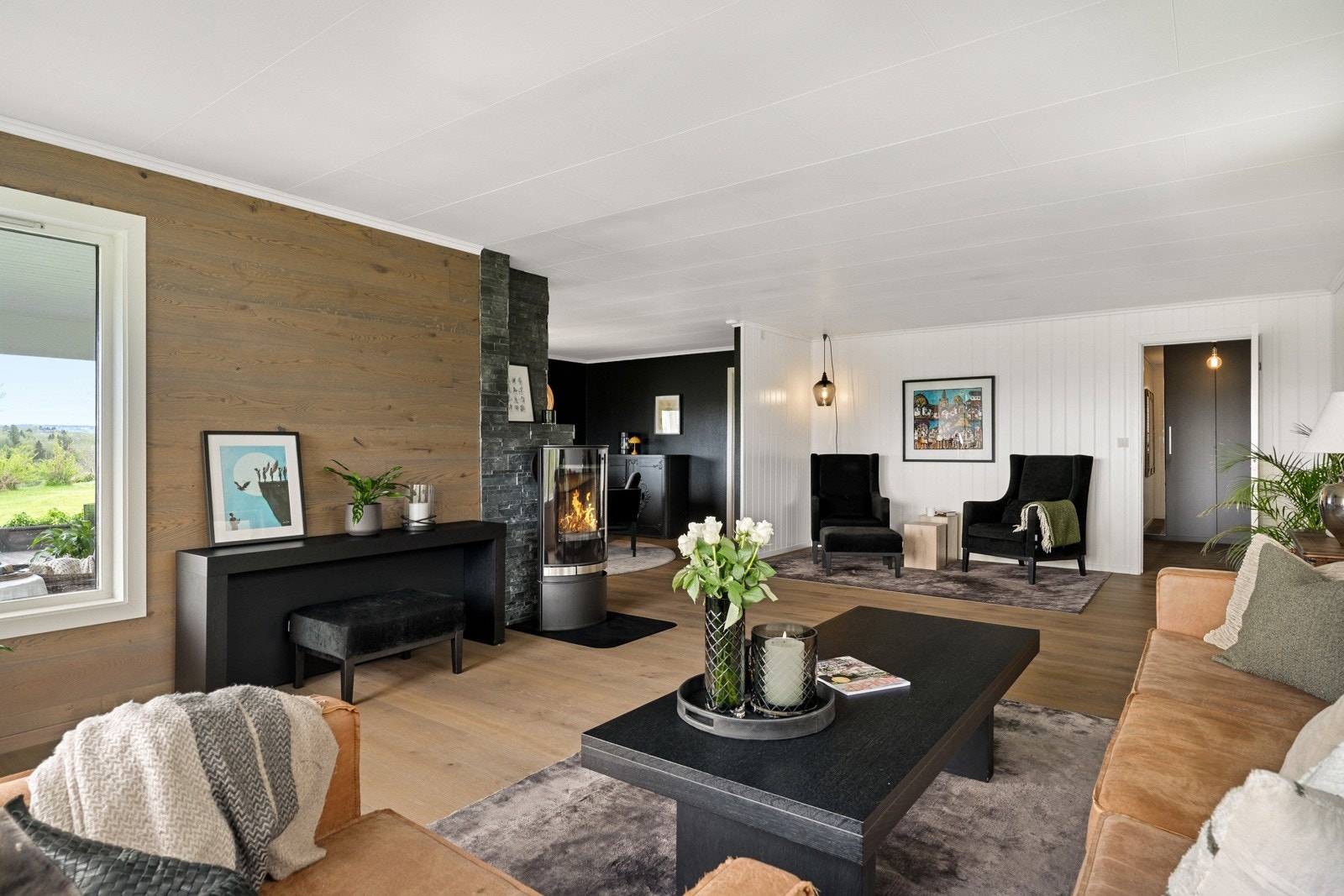 Det ble lagt varmekabler og nye gulv i stuen, spisestuen og gangen i 2017. Galleribilde