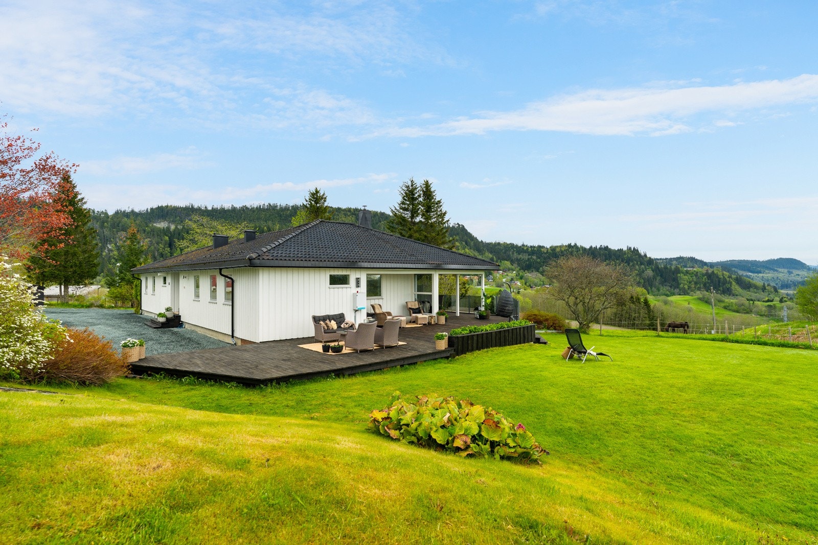 Eiendommen har fantastiske uteområder med stor hage og svært gode solforhold. Galleribilde