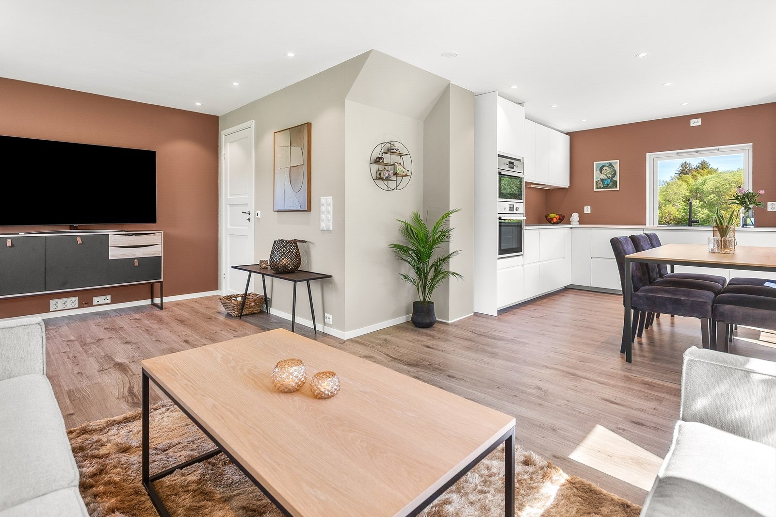 Velkommen inn i boligen, her er det gipsbelagte overflater, spotbelysning og varme i gulv Galleribilde