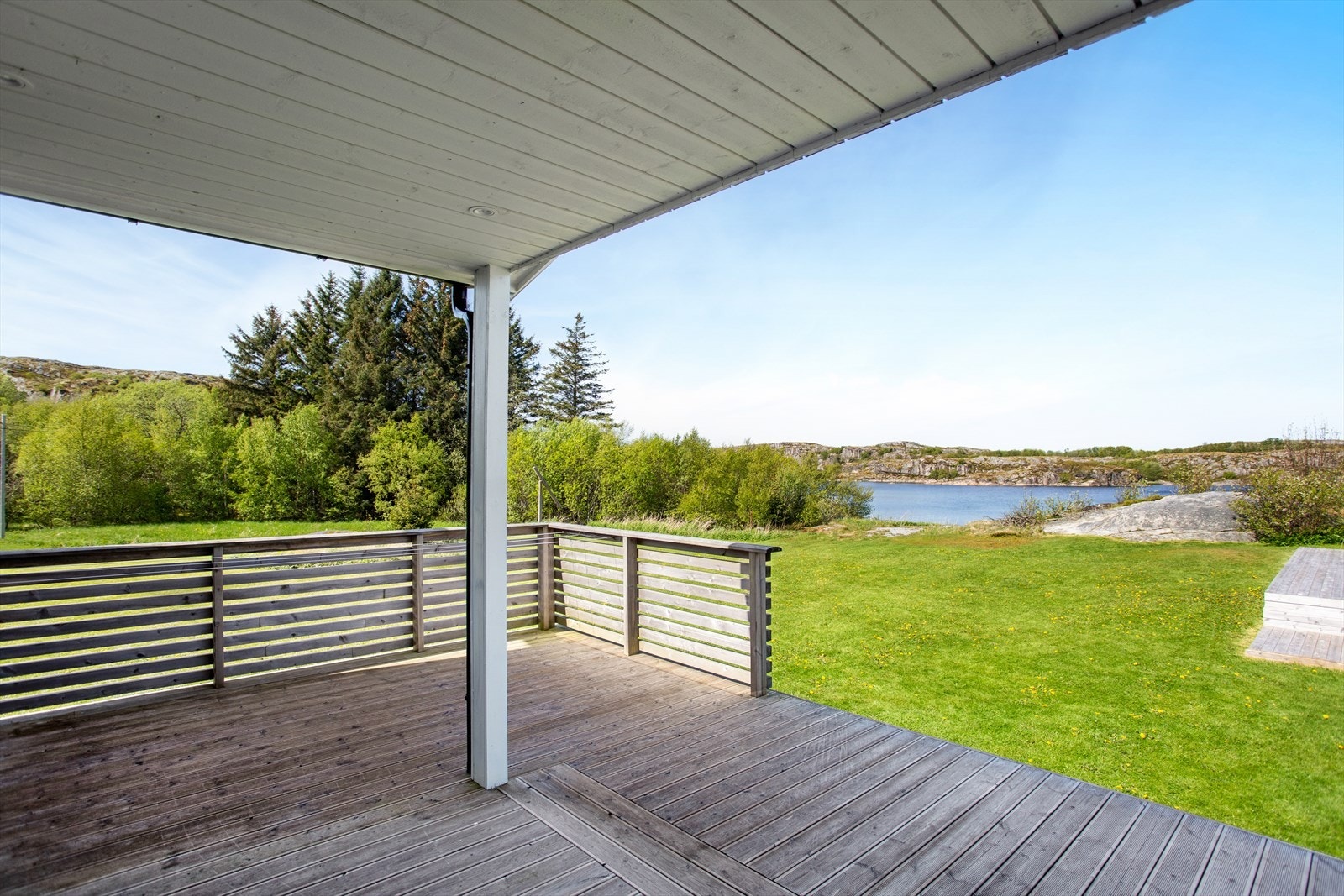 Ved inngangspartiet er det en 27 kvm stor terrasse, med ettermiddags og kveldssol på fine dager Galleribilde