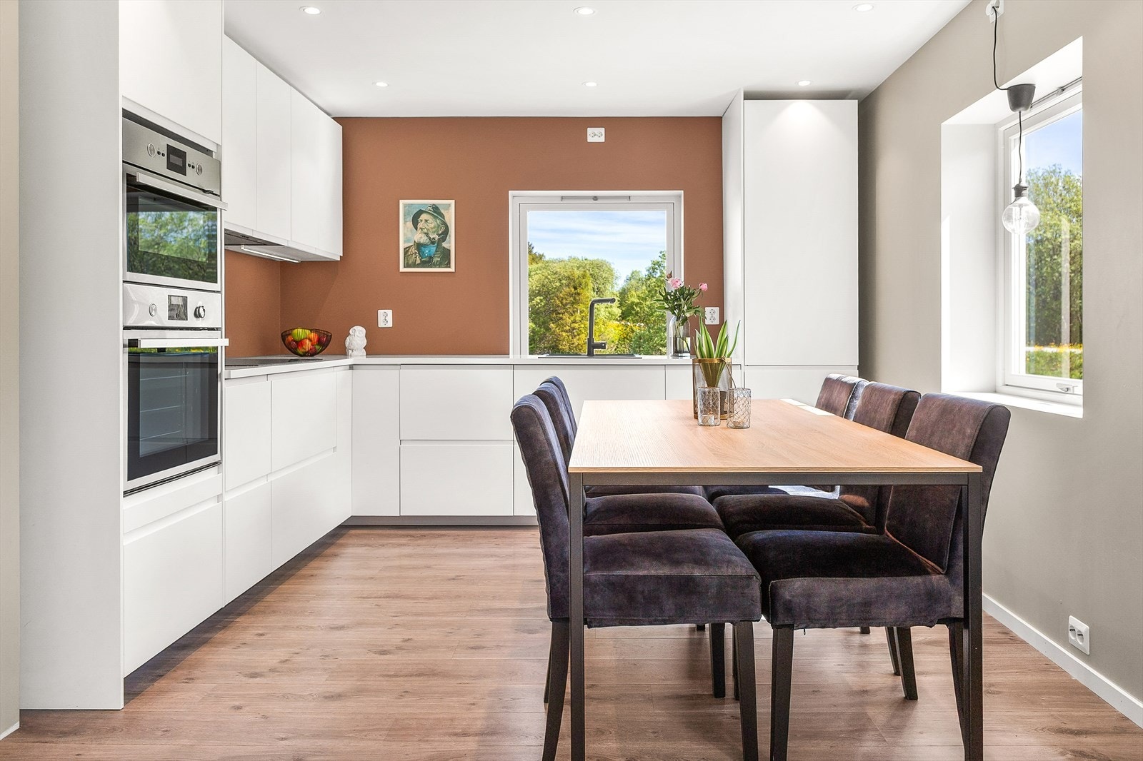 Kjøkkenet er fra IKEA, med integrerte hvitevarer Galleribilde