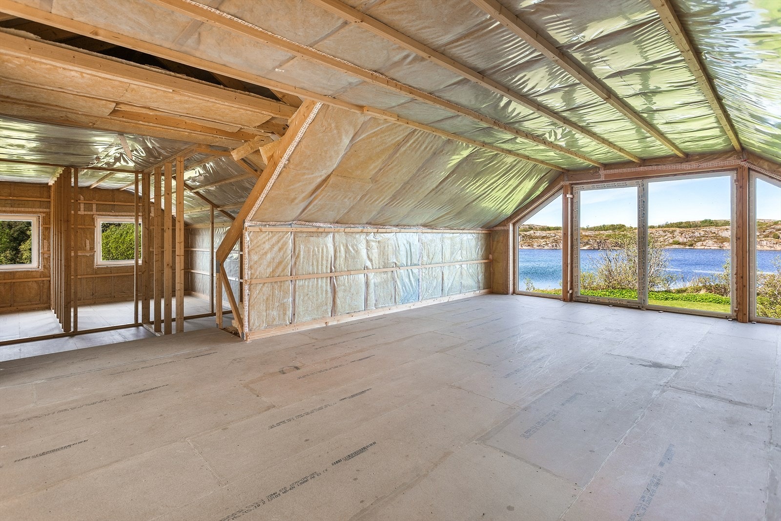 Garasjen er ferdig isolert, men uinnredet, så her har kjøper mulighet til å sette sitt preg på den Galleribilde