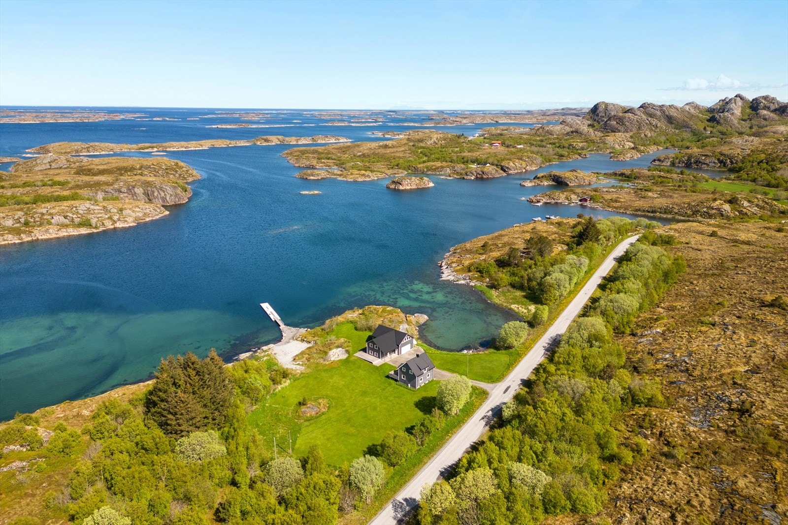 Det er kort vei til nydelige padleruter, en flott skjærgård med holmer og skjær Galleribilde