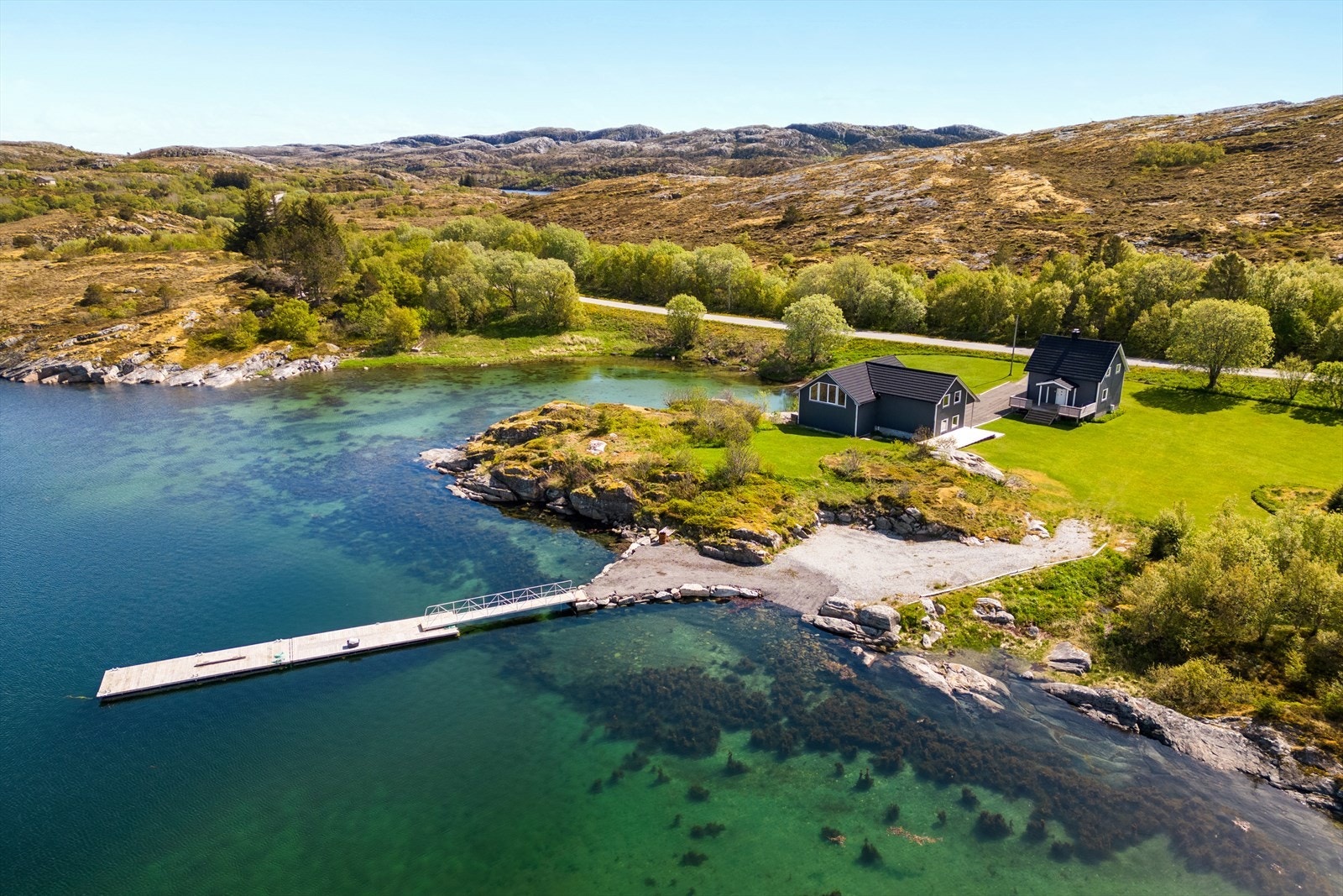 Eiendommen er på 3,8 mål og er med 20 meter lang flytebrygge, nausttomt som er ferdig opparbeidet Galleribilde