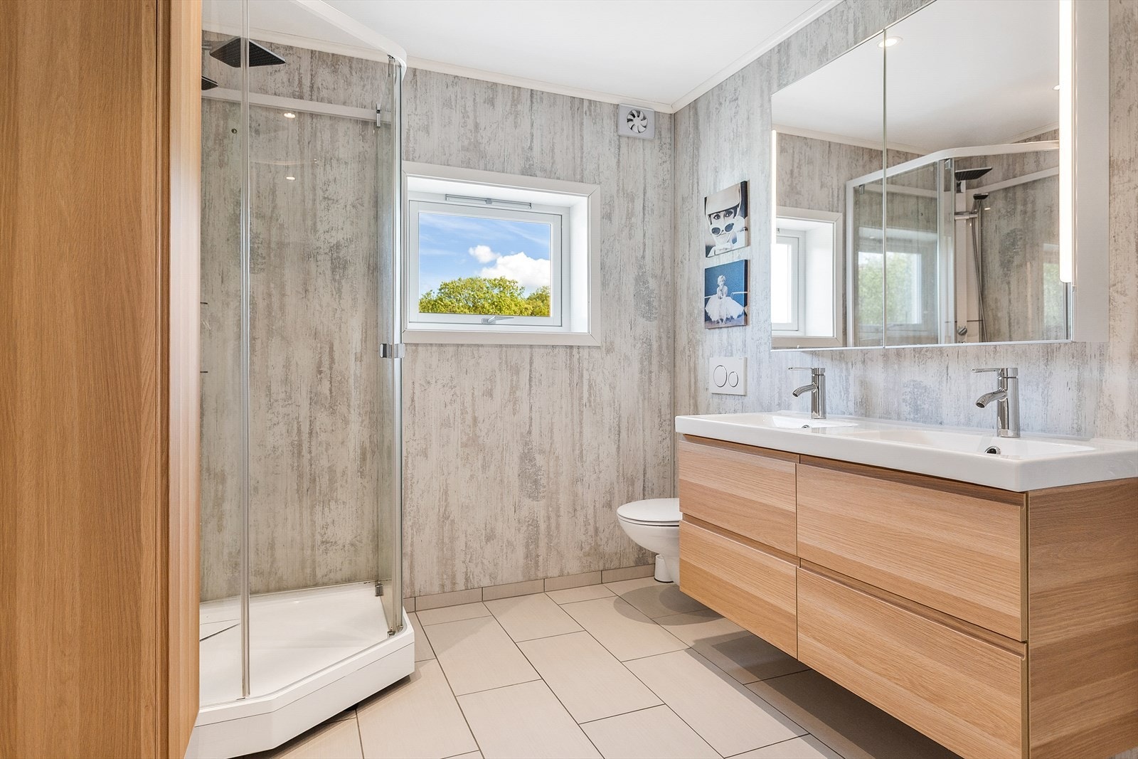 Badet er med romslig innredning, vegghengt WC og dusjkabinett Galleribilde