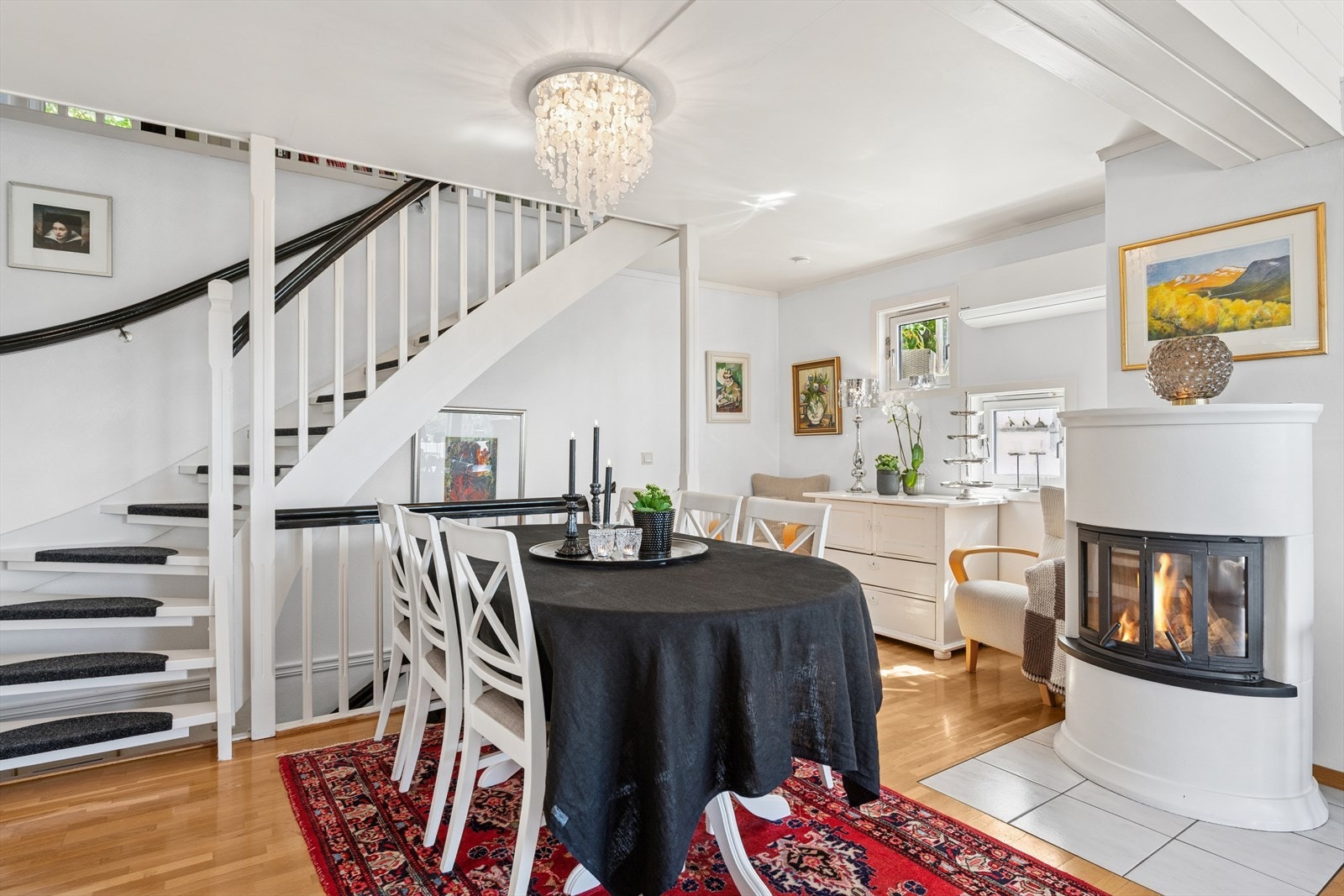 Det er montert en iøynefallende peis som skaper en lun og behagelig stemning. Spisestuen har god plass til stort langbord, så her kan en invitere gjester til hyggelige sammenkomster. Det er tillegg montert varmepumpe for en effektiv oppvarming. Galleribilde