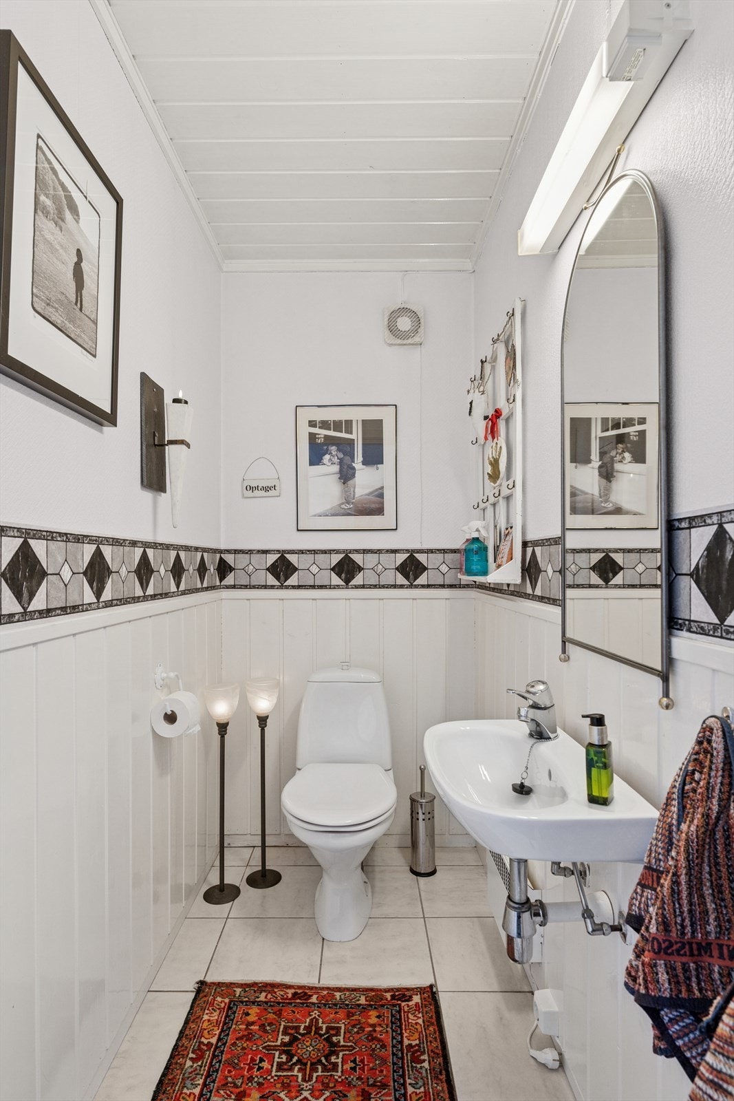 Praktisk separat toalettrom lokalisert i boligens underetasje. Galleribilde