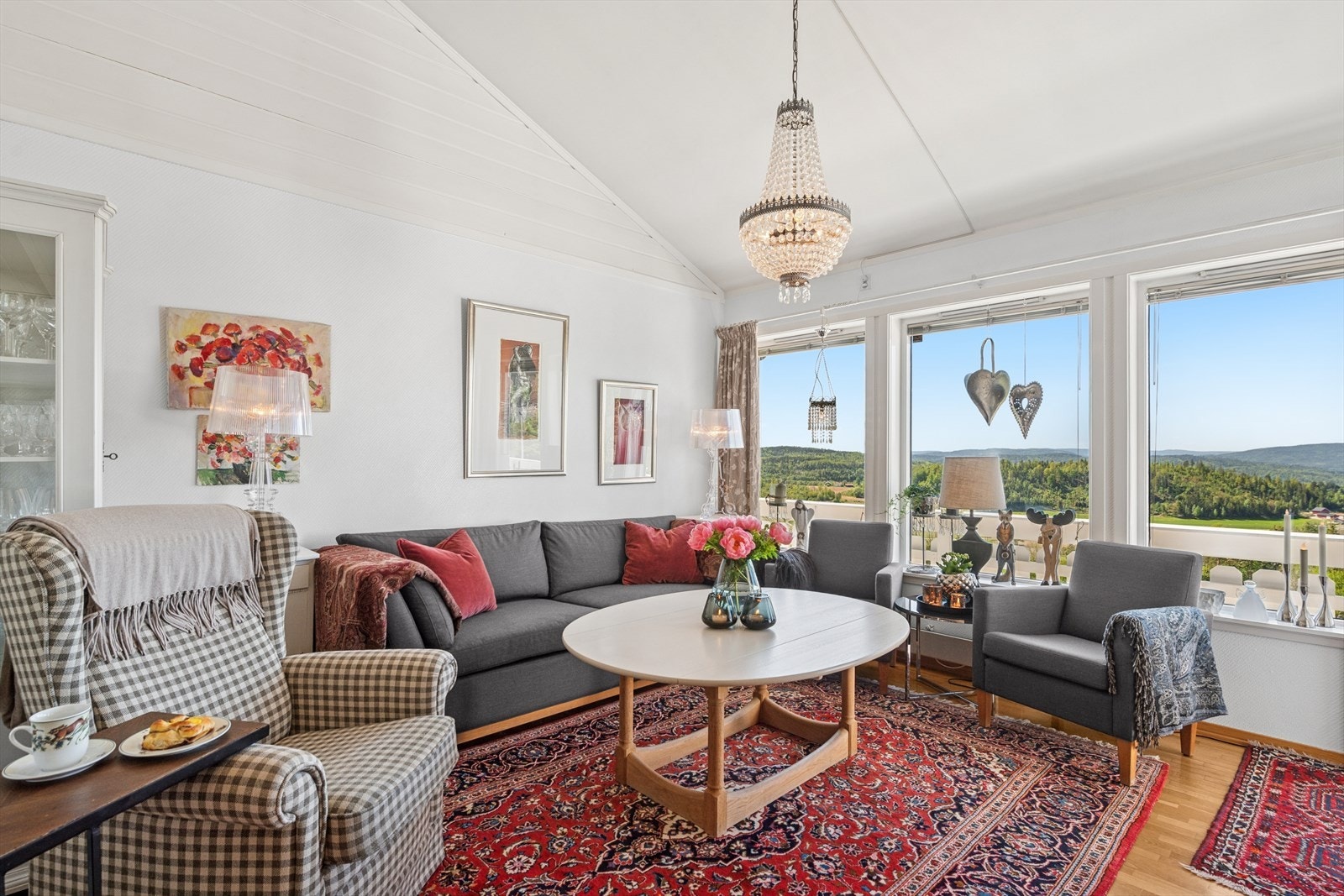 Boligen har en flott stue og spisestue med åpen løsning. Galleribilde