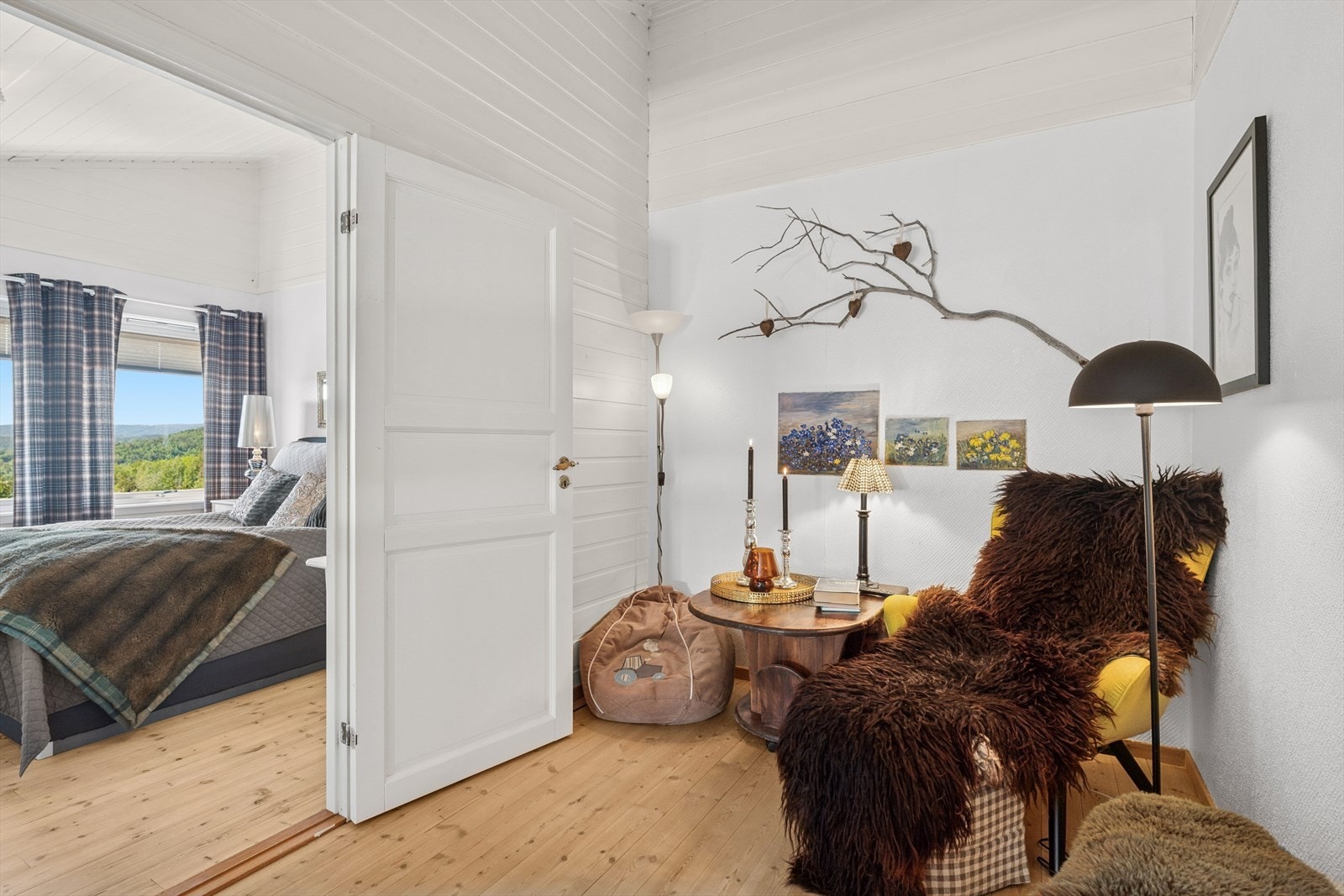 Det er innredet en koselig "loftstue" i trapperommet. Galleribilde